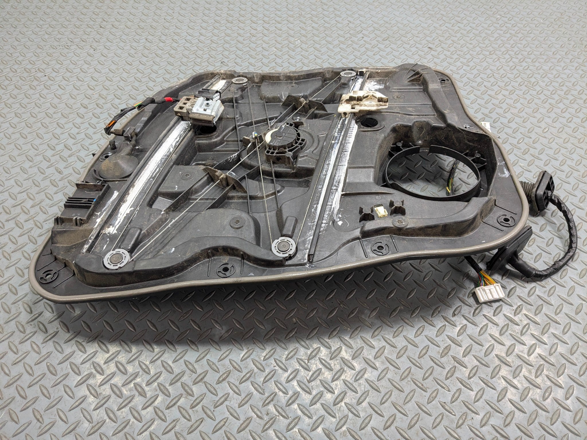 2013 - 2016 HYUNDAI SANTA FE OEM DOOR WINDOW REGUALTOR PANEL FRONT LEFT SIDE