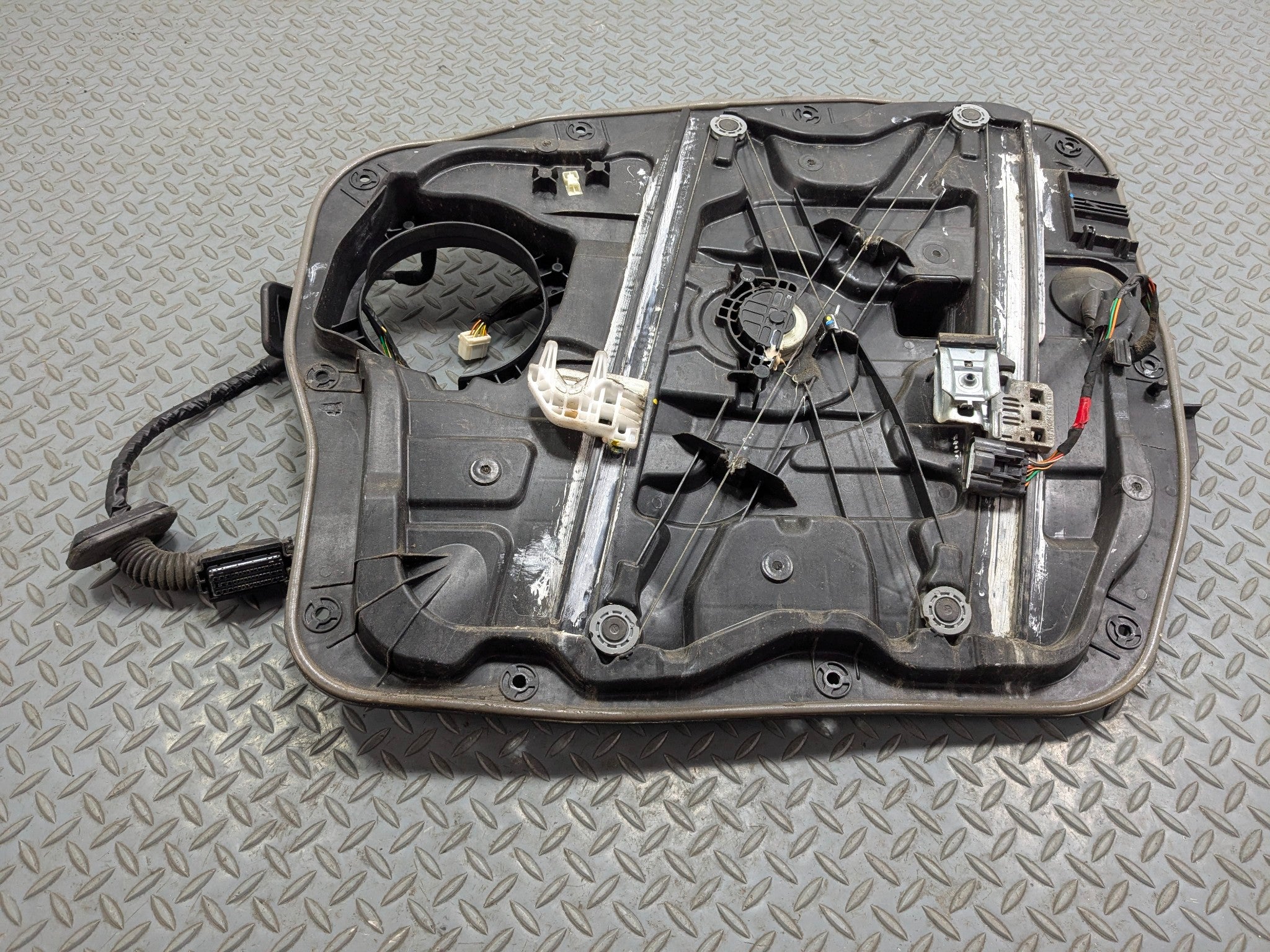 2013 - 2016 HYUNDAI SANTA FE OEM DOOR WINDOW REGUALTOR PANEL FRONT LEFT SIDE