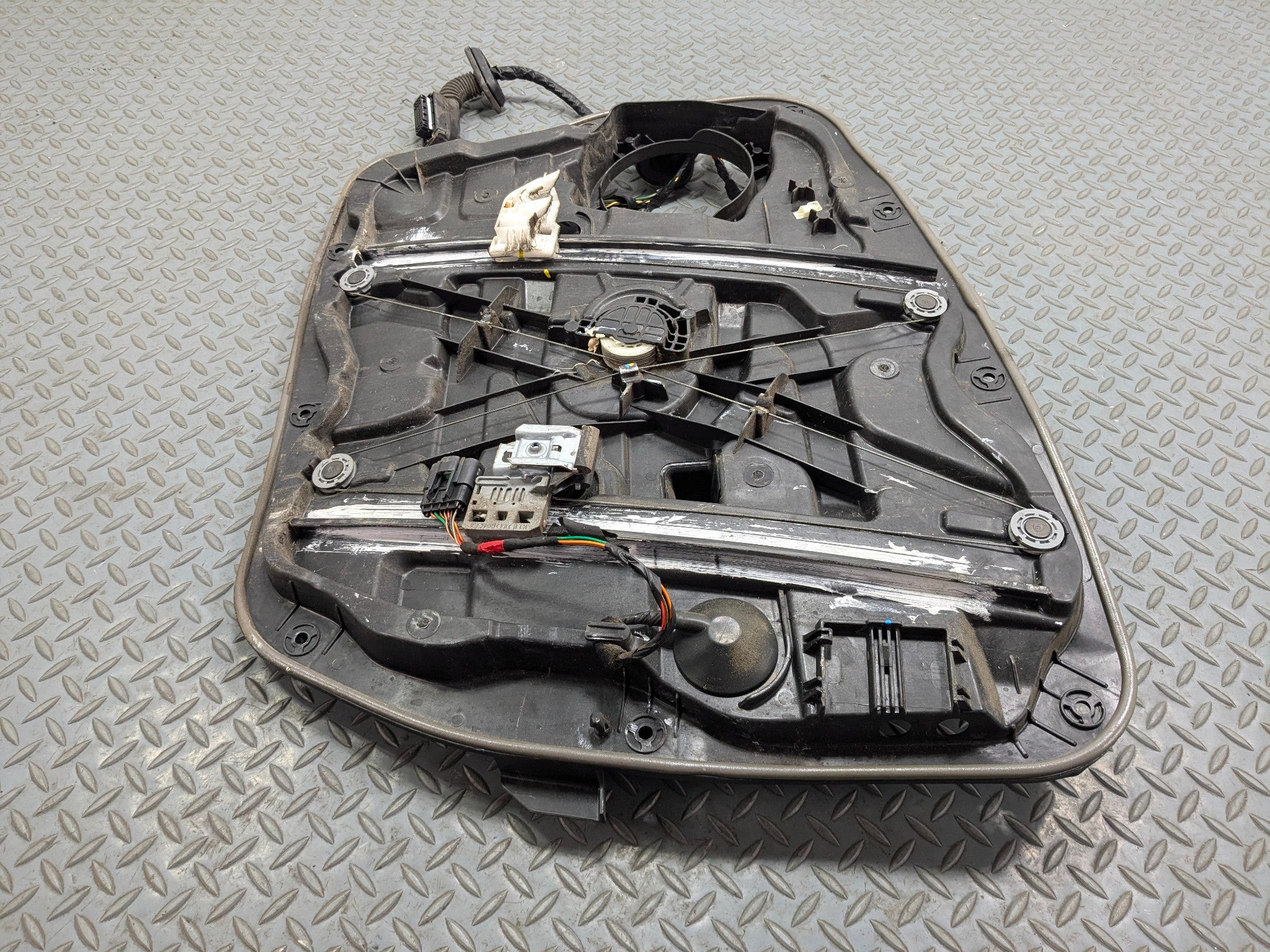 2013 - 2016 HYUNDAI SANTA FE OEM DOOR WINDOW REGUALTOR PANEL FRONT LEFT SIDE