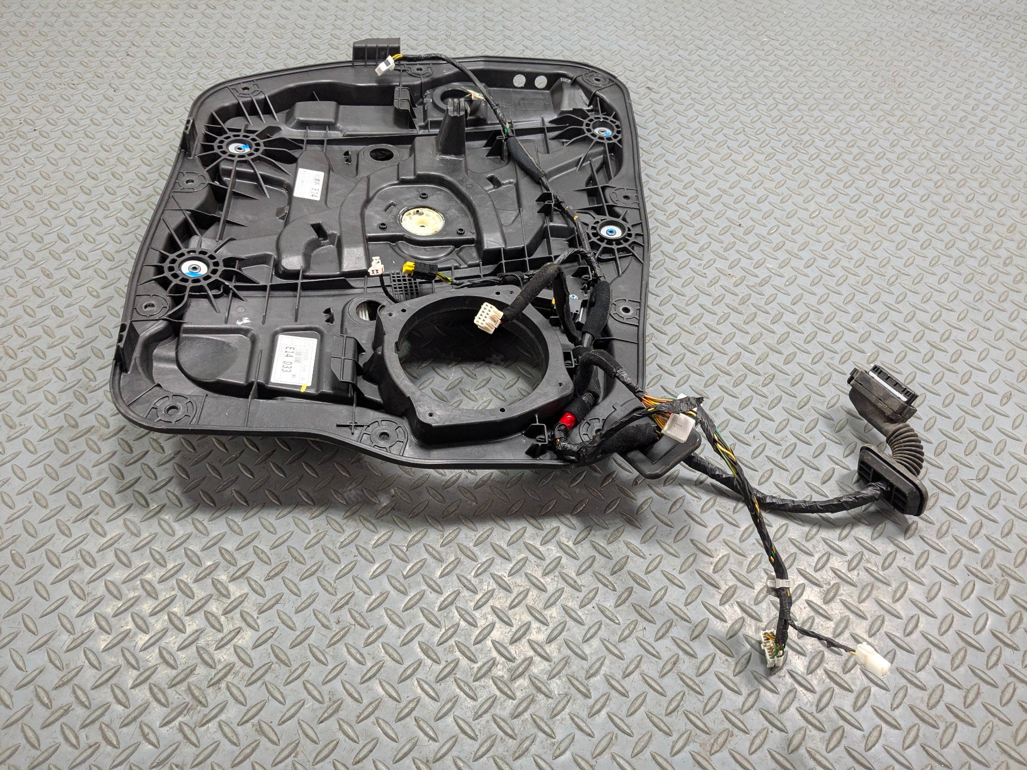 2013 - 2016 HYUNDAI SANTA FE OEM DOOR WINDOW REGUALTOR PANEL FRONT LEFT SIDE