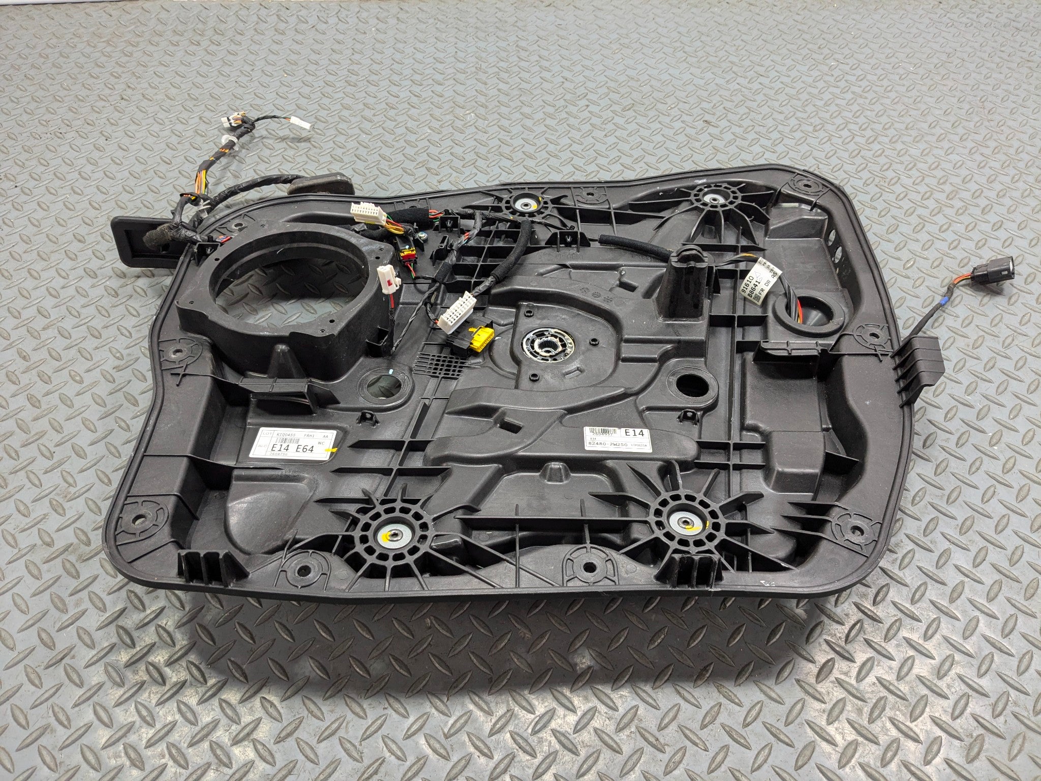 2013 - 2016 HYUNDAI SANTA FE OEM DOOR WINDOW REGUALTOR PANEL FRONT RIGHT SIDE