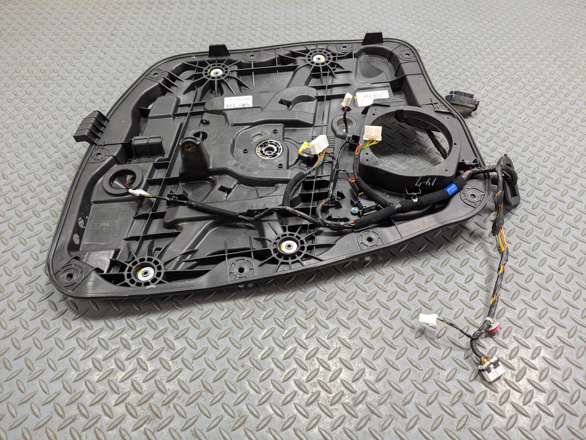 2013 - 2016 HYUNDAI SANTA FE OEM DOOR WINDOW REGUALTOR PANEL FRONT RIGHT SIDE