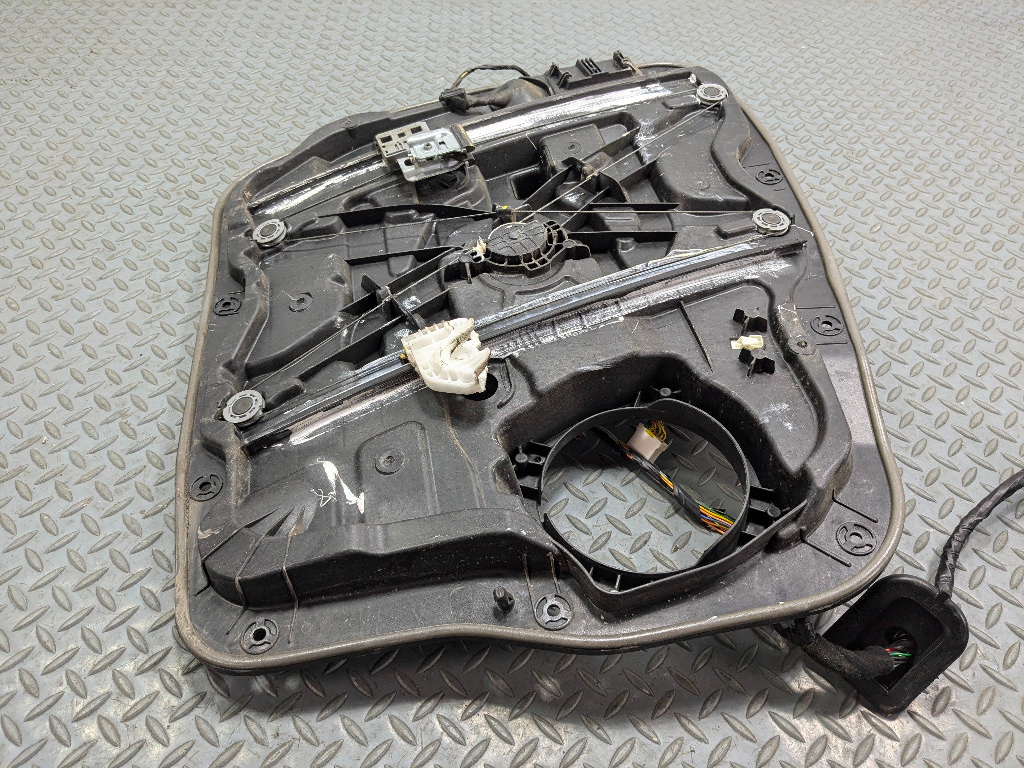2013 - 2016 HYUNDAI SANTA FE OEM DOOR WINDOW REGUALTOR PANEL FRONT RIGHT SIDE