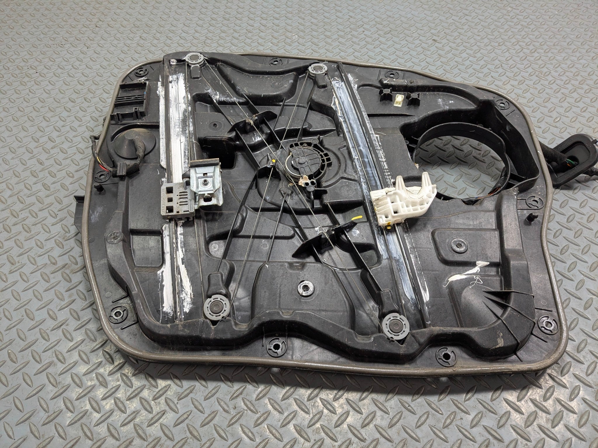 2013 - 2016 HYUNDAI SANTA FE OEM DOOR WINDOW REGUALTOR PANEL FRONT RIGHT SIDE