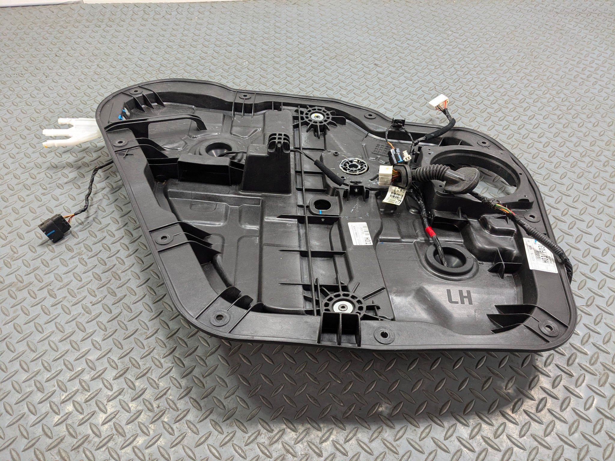 2013 - 2016 HYUNDAI SANTA FE OEM DOOR WINDOW REGUALTOR PANEL REAR LEFT SIDE