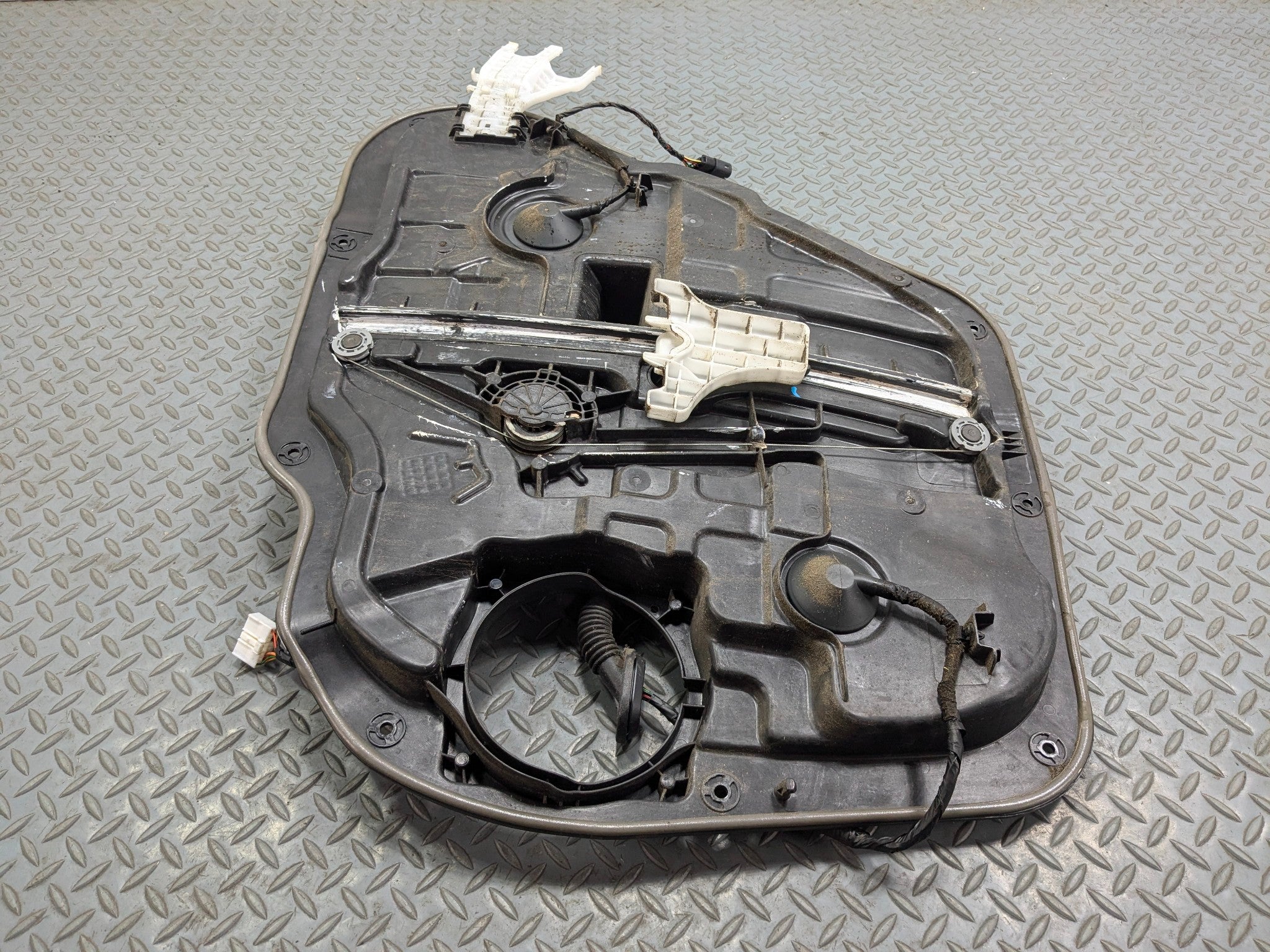 2013 - 2016 HYUNDAI SANTA FE OEM DOOR WINDOW REGUALTOR PANEL REAR LEFT SIDE