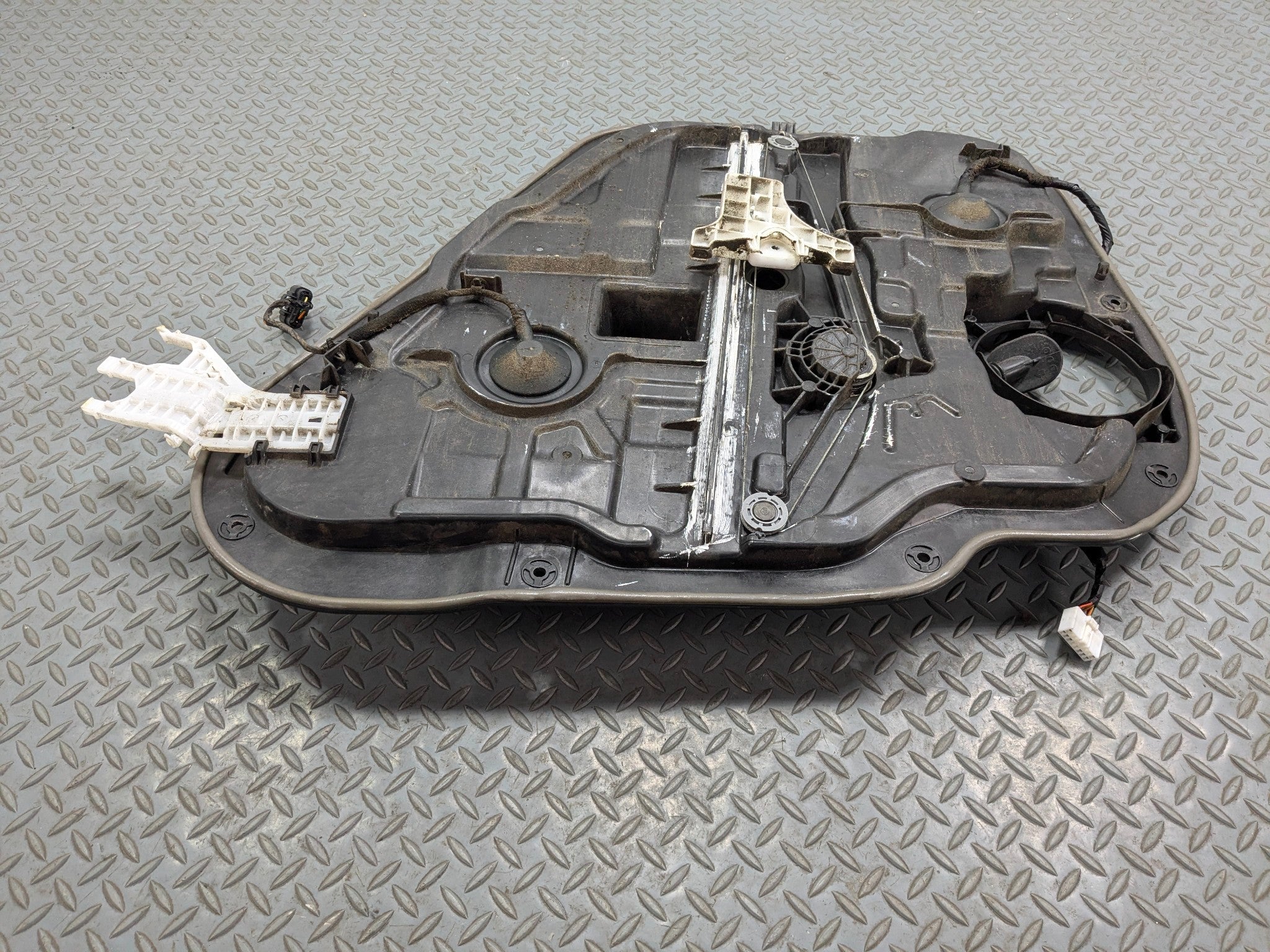 2013 - 2016 HYUNDAI SANTA FE OEM DOOR WINDOW REGUALTOR PANEL REAR LEFT SIDE
