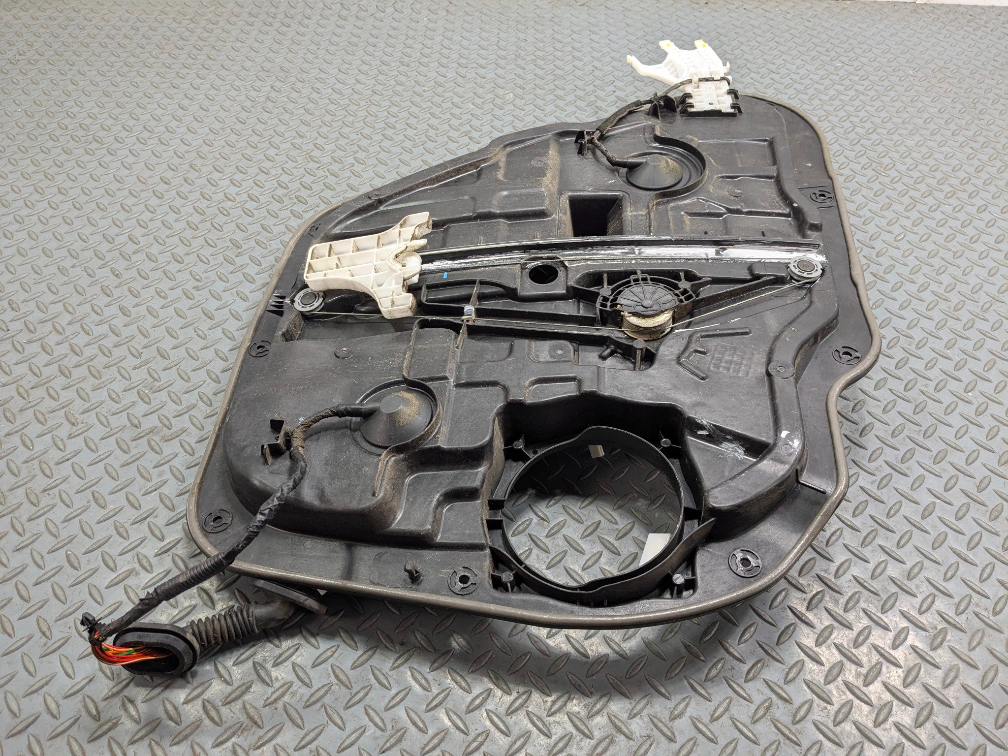 2013 - 2016 HYUNDAI SANTA FE OEM DOOR WINDOW REGUALTOR PANEL REAR RIGHT SIDE