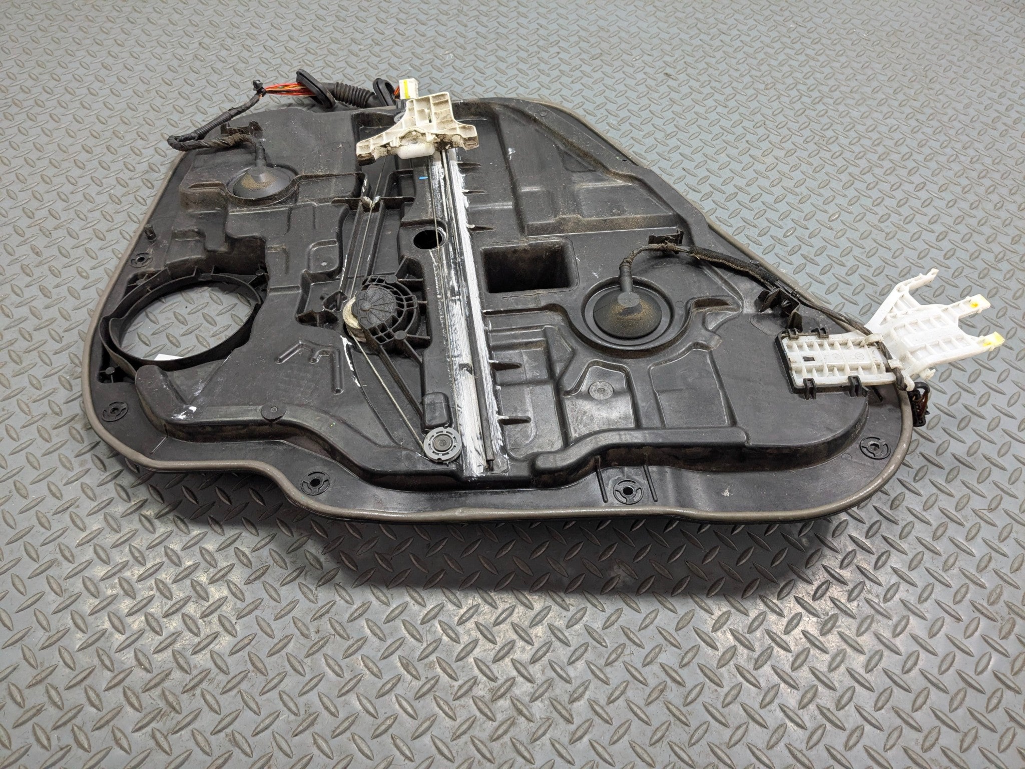 2013 - 2016 HYUNDAI SANTA FE OEM DOOR WINDOW REGUALTOR PANEL REAR RIGHT SIDE