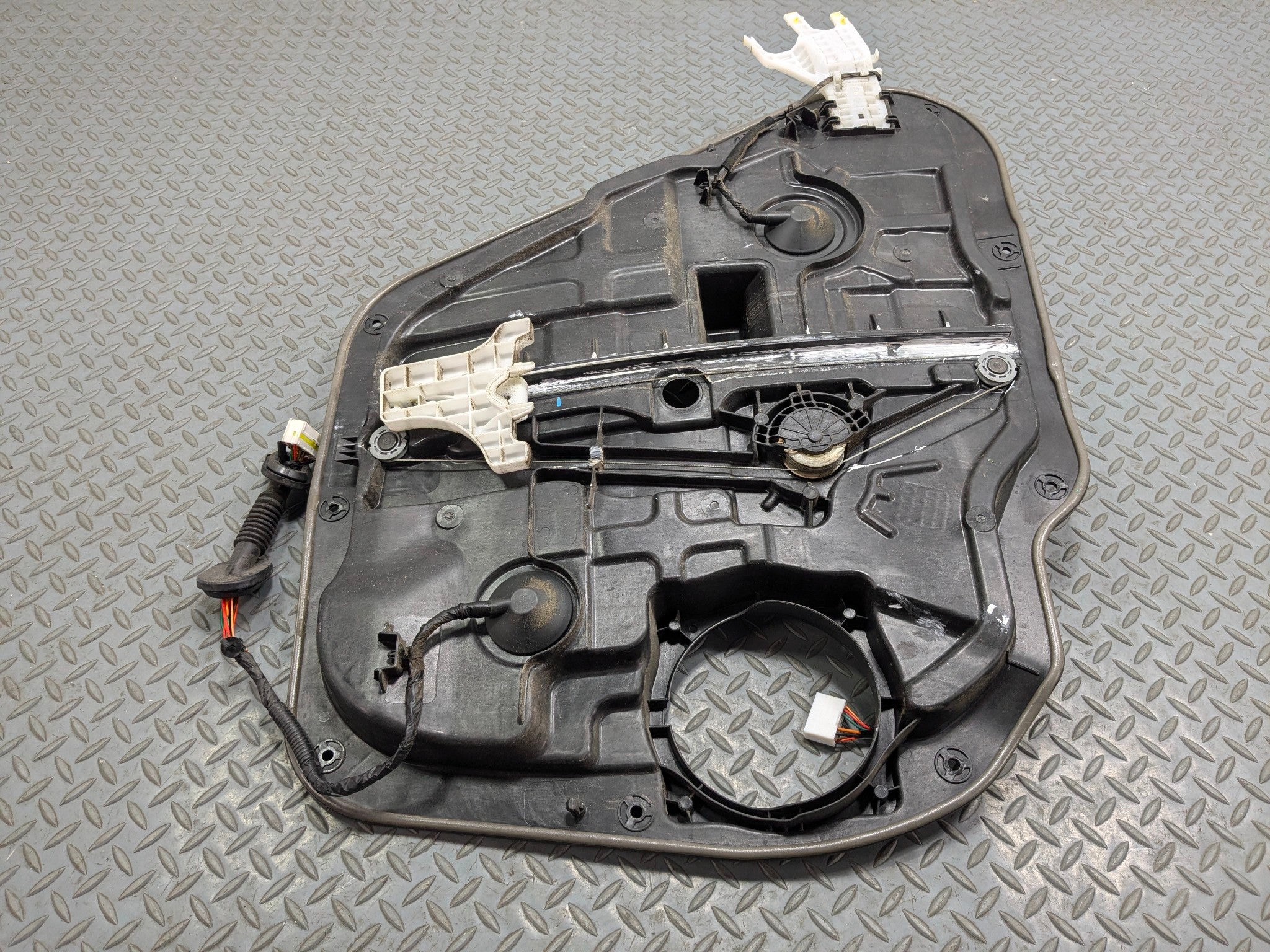 2013 - 2016 HYUNDAI SANTA FE OEM DOOR WINDOW REGUALTOR PANEL REAR RIGHT SIDE