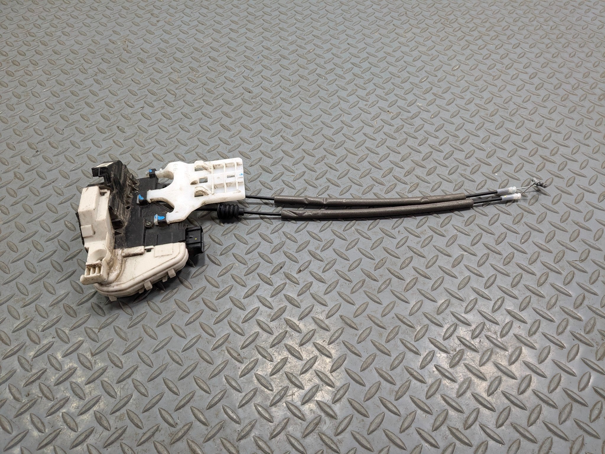 2013 - 2016 HYUNDAI SANTA FE OEM DOOR LOCK LATCH ACTUATOR FRONT LEFT DRIVER SIDE