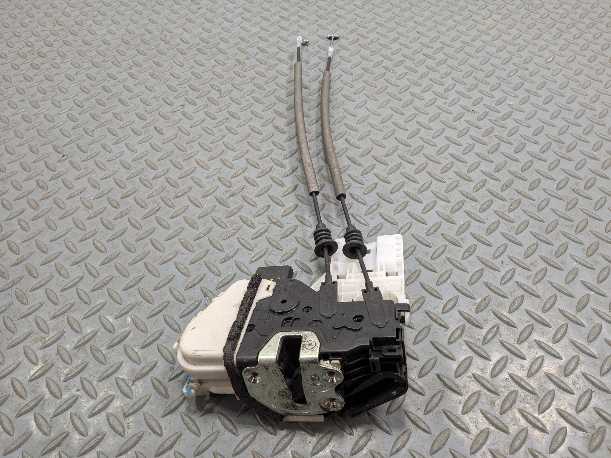 2013 - 2016 HYUNDAI SANTA FE OEM DOOR LOCK LATCH ACTUATOR FRONT LEFT DRIVER SIDE