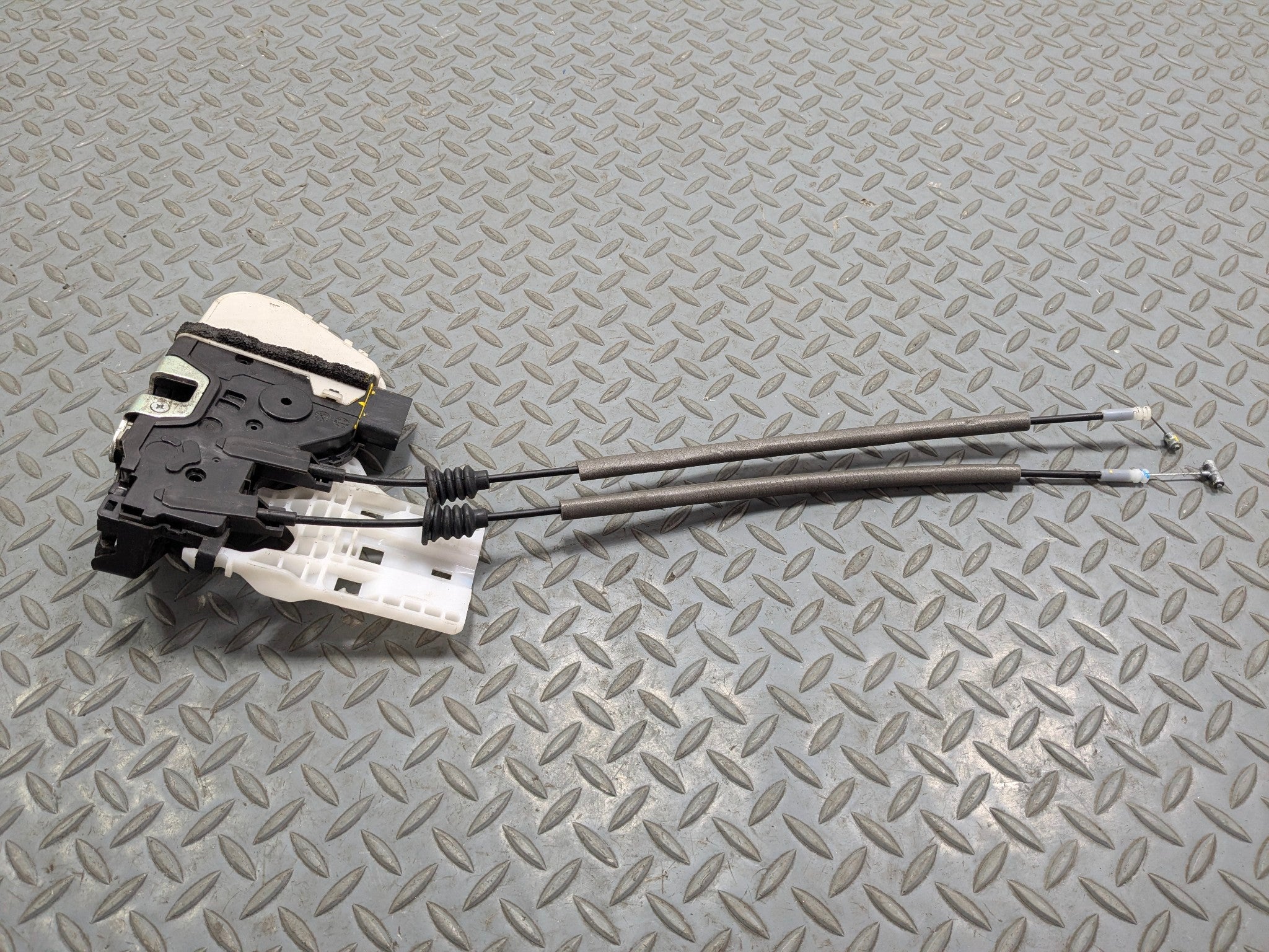 2013 - 2016 HYUNDAI SANTA FE OEM DOOR LOCK LATCH ACTUATOR FRONT LEFT DRIVER SIDE