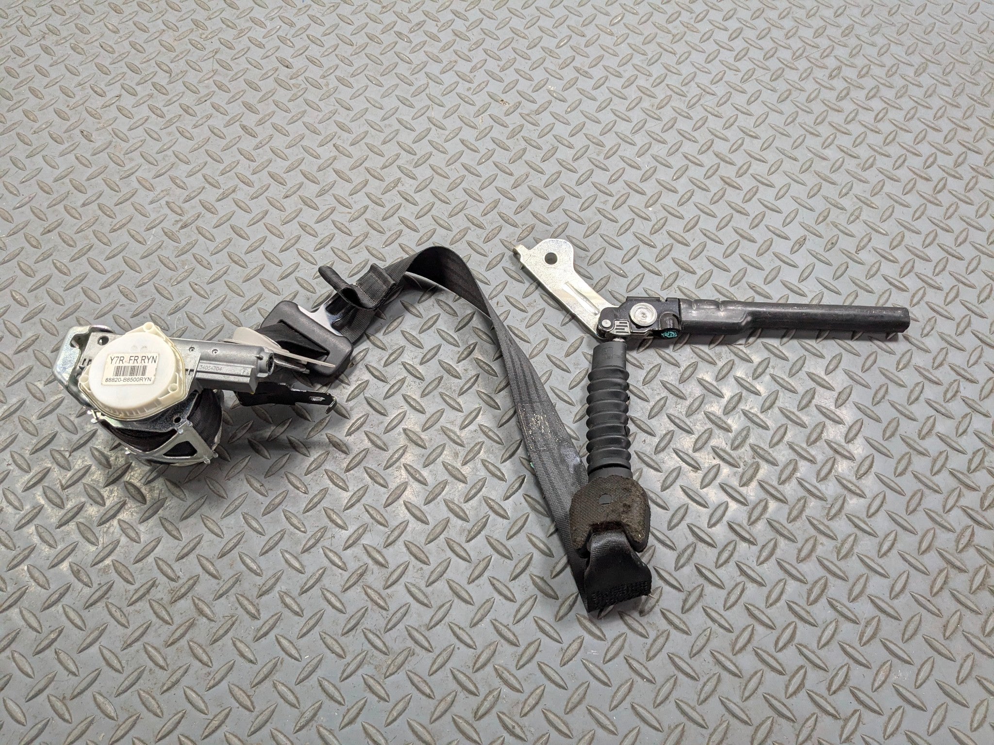 2013 - 2016 HYUNDAI SANTA FE OEM FRONT RIGHT SEAT BELT SEATBELT RETRACTOR BLACK