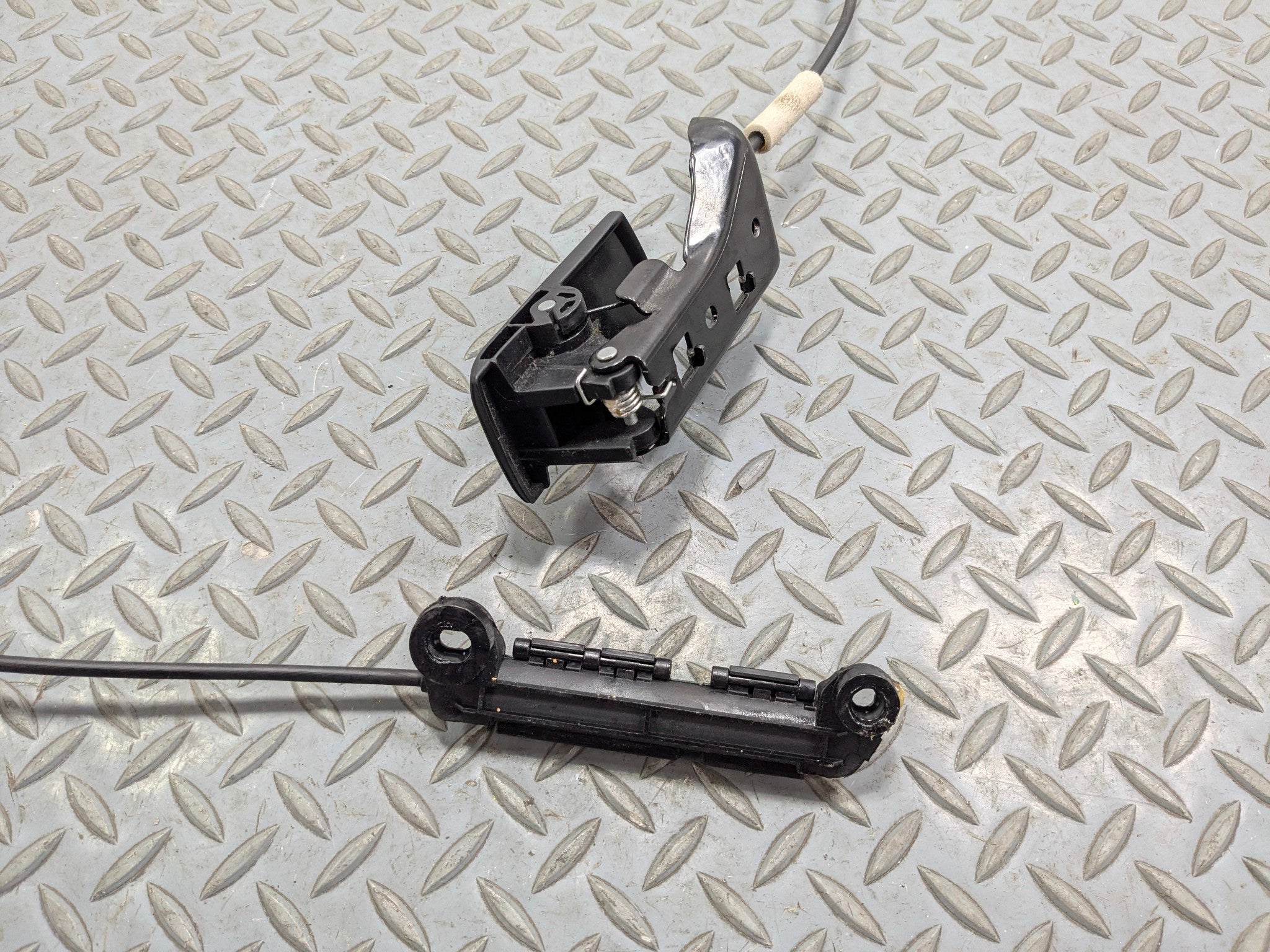 2013 - 2016 HYUNDAI SANTA FE OEM SEAT LATCH LOCK RELEASE HANDLE REAR RIGHT SIDE