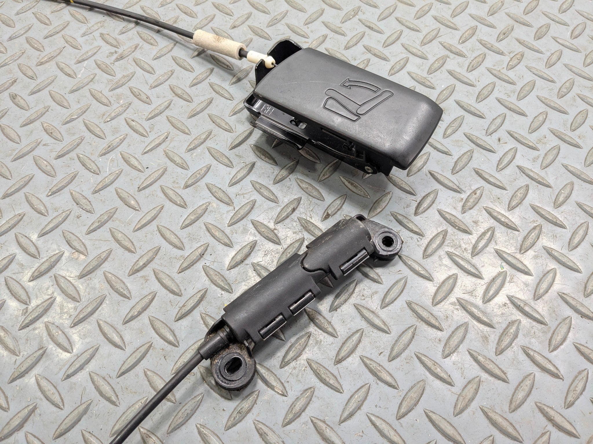 2013 - 2016 HYUNDAI SANTA FE OEM SEAT LATCH LOCK RELEASE HANDLE REAR RIGHT SIDE