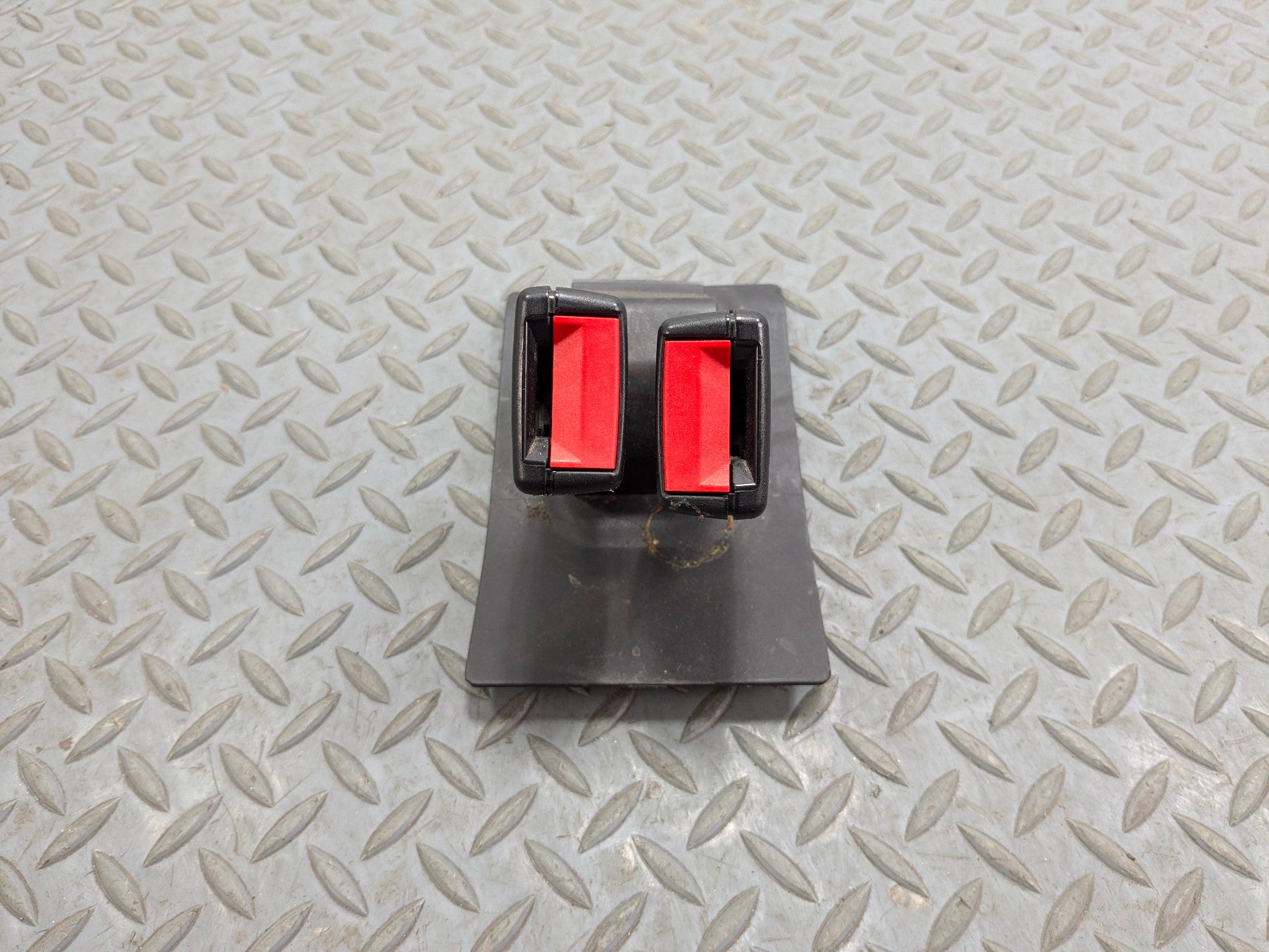 2007 - 2010 MINI COOPER OEM REAR CENTER LEFT AND RIGHT DUAL SEAT BELT BUCKLE