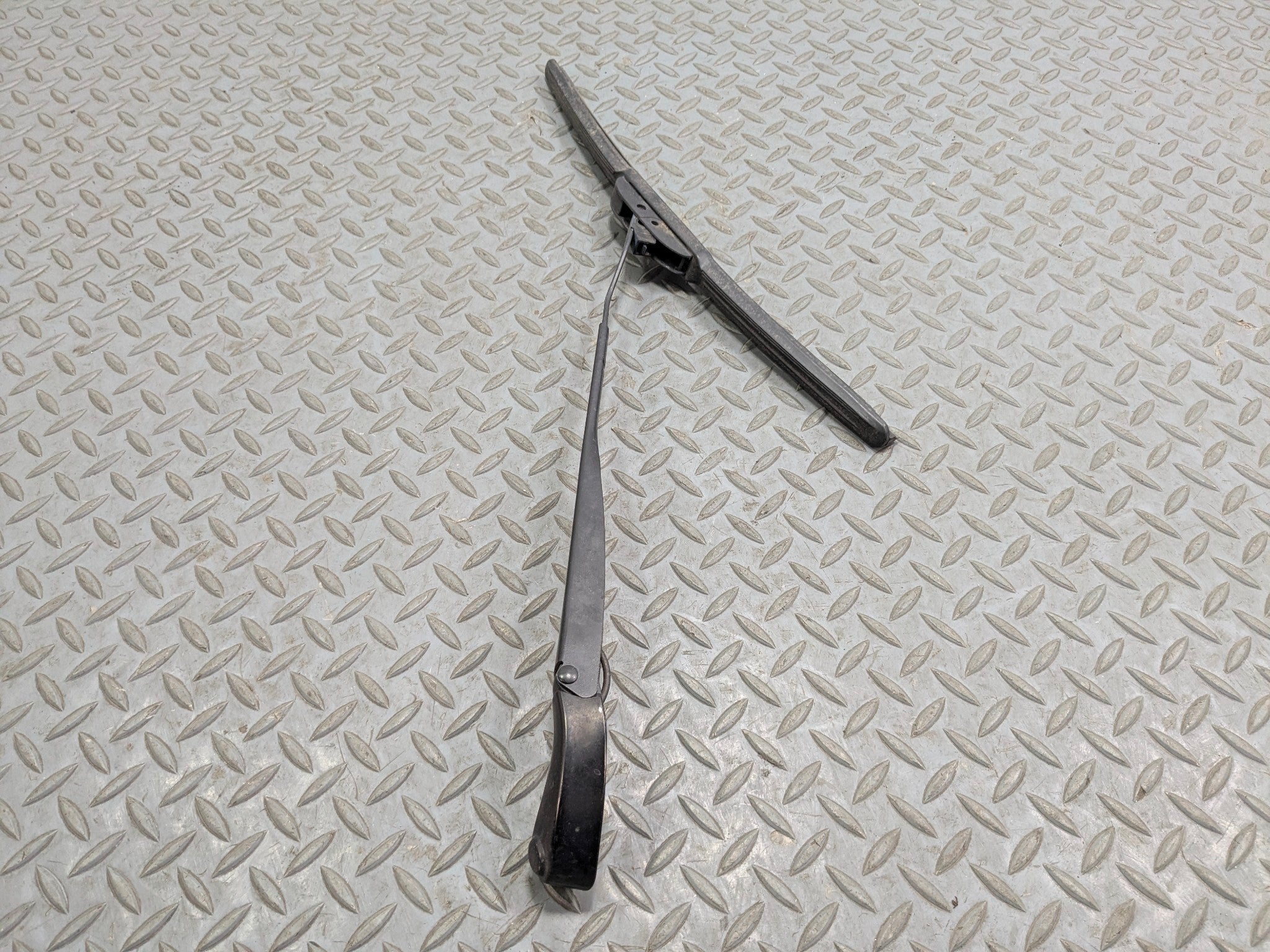 2007 - 2010 MINI COOPER OEM WINDSHIELD WIPER ARM WITH BLADE FRONT RIGHT SIDE