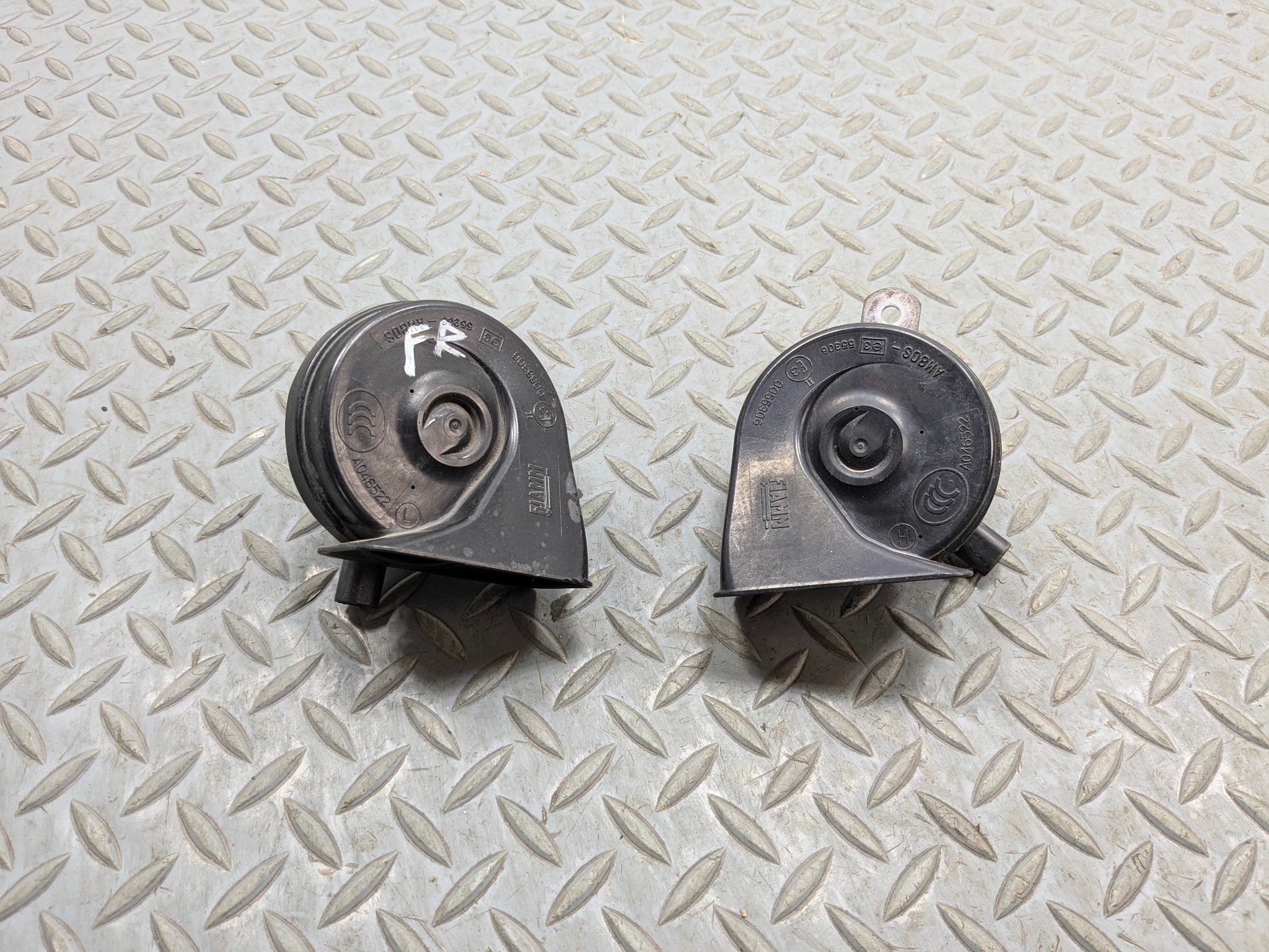 2007 - 2010 MINI COOPER OEM DUAL NOTE HORN HIGH AND LOW TONE SIREN SIGNAL SET