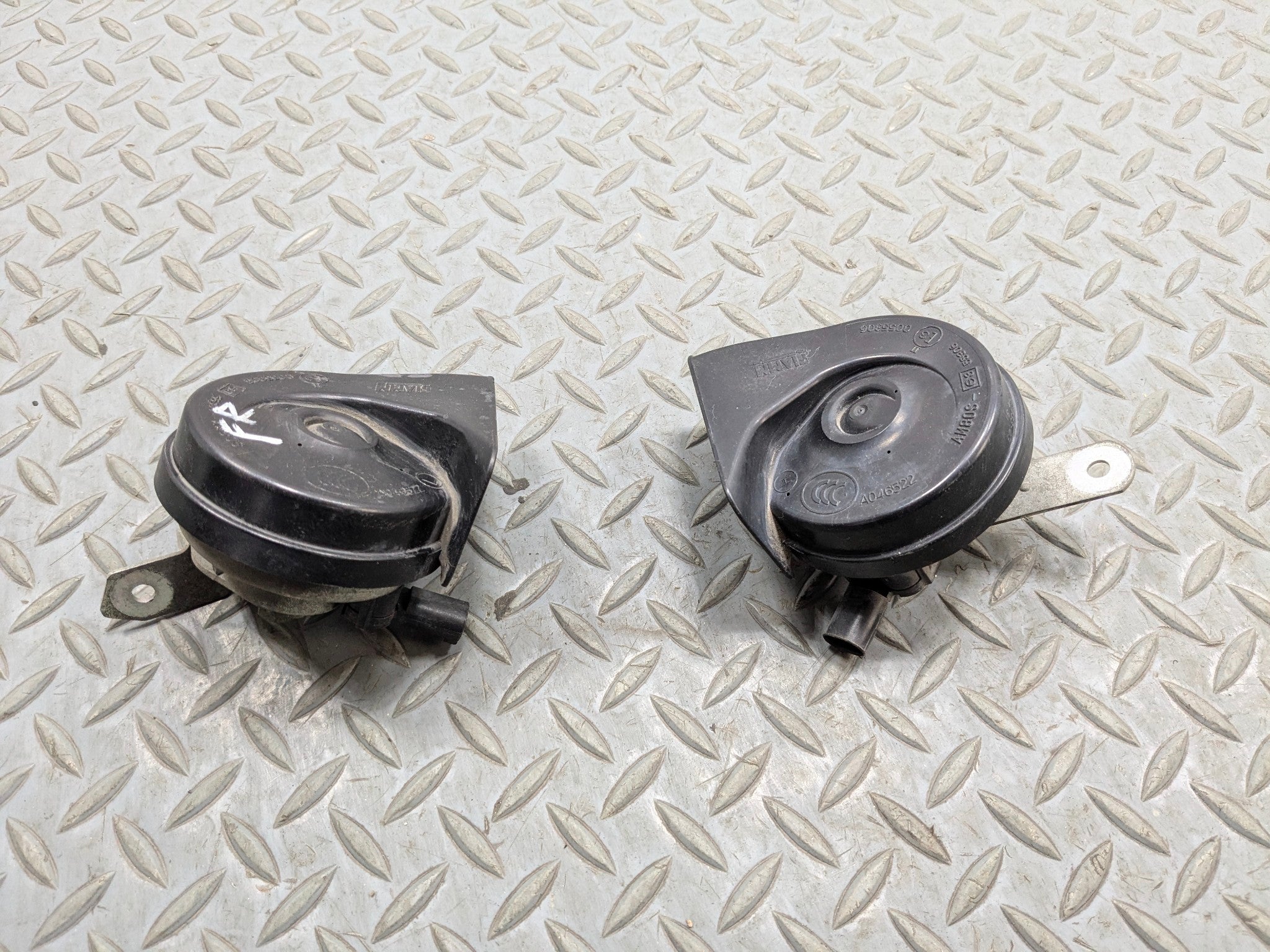 2007 - 2010 MINI COOPER OEM DUAL NOTE HORN HIGH AND LOW TONE SIREN SIGNAL SET