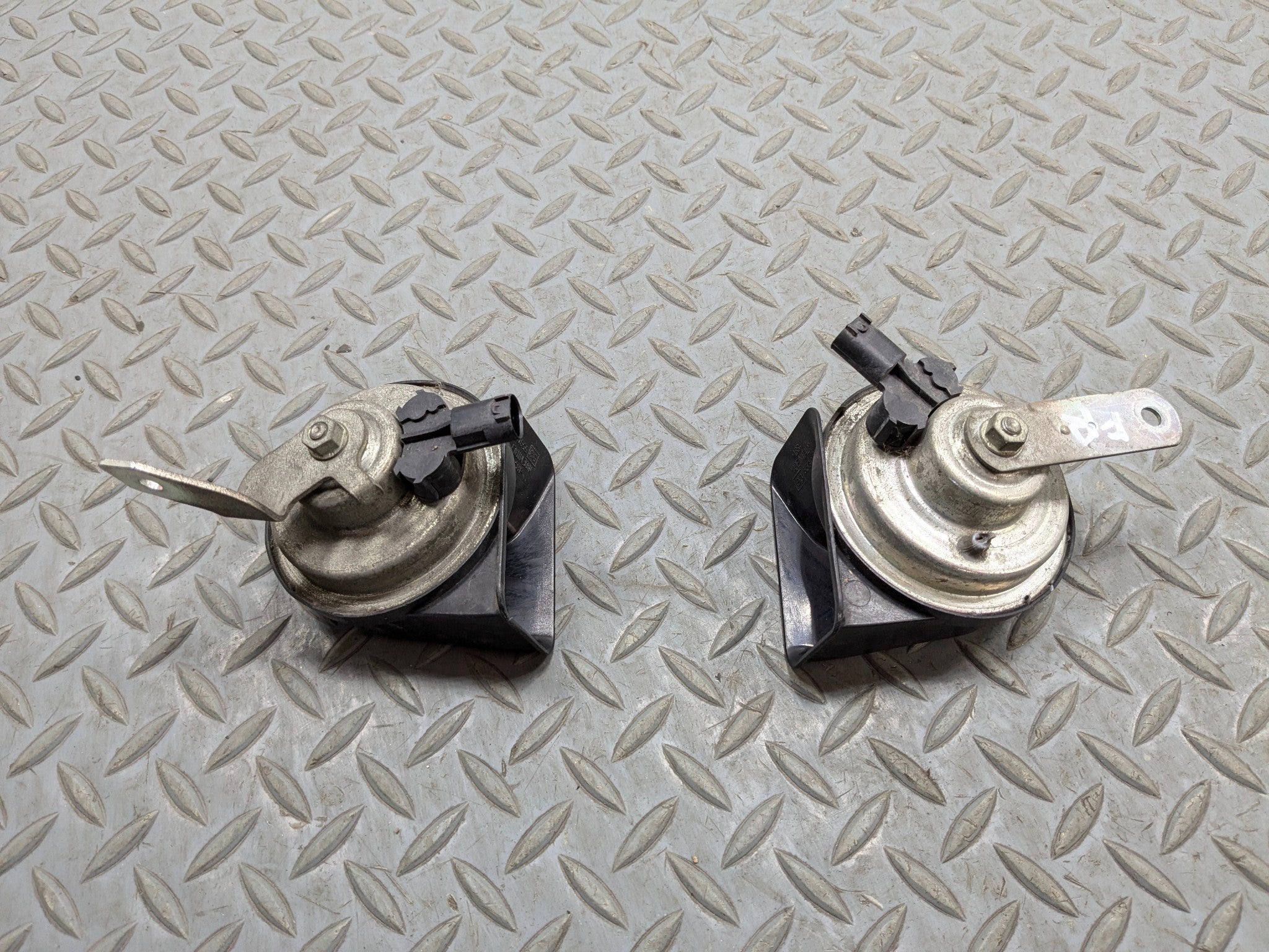 2007 - 2010 MINI COOPER OEM DUAL NOTE HORN HIGH AND LOW TONE SIREN SIGNAL SET