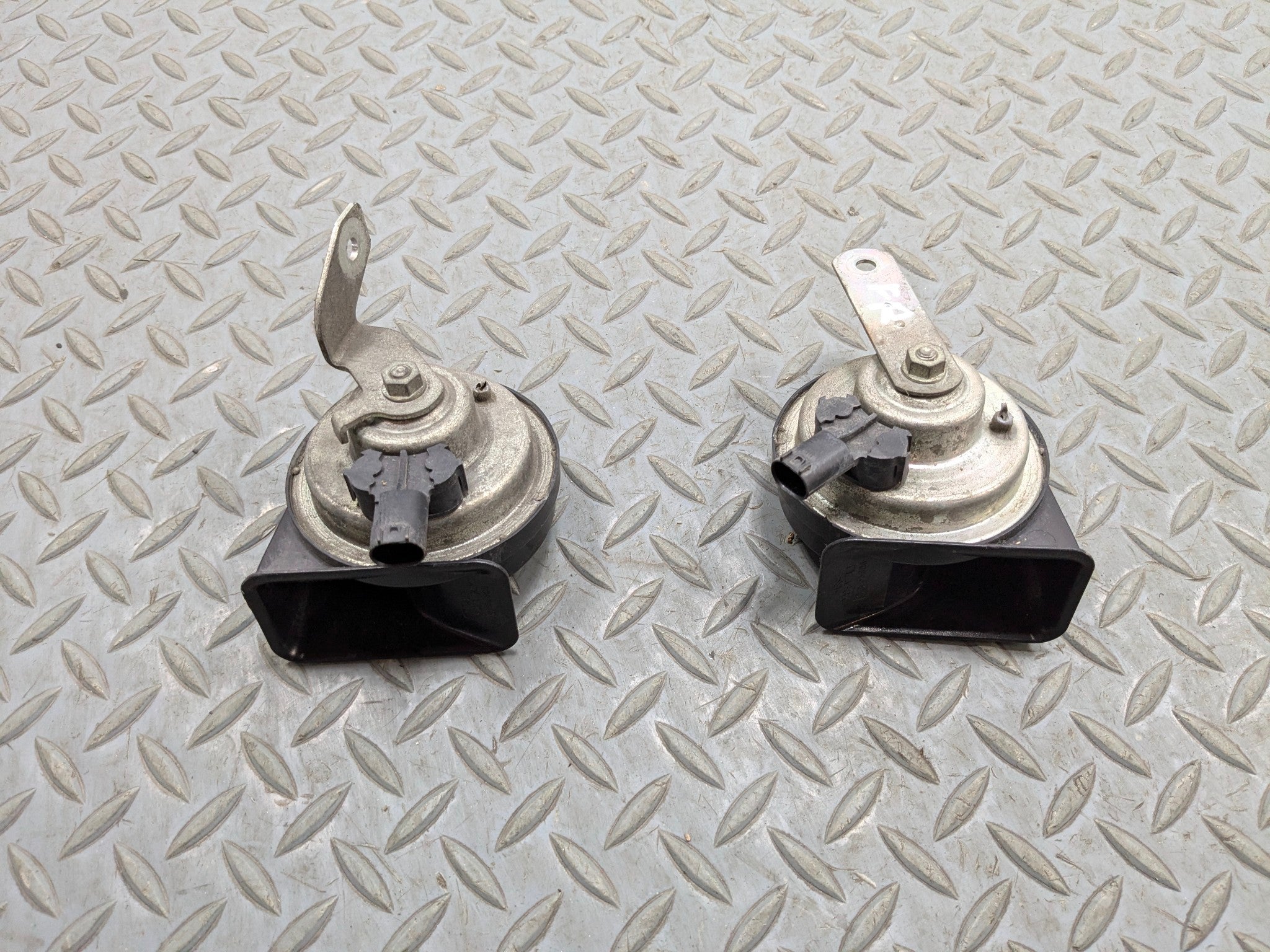 2007 - 2010 MINI COOPER OEM DUAL NOTE HORN HIGH AND LOW TONE SIREN SIGNAL SET