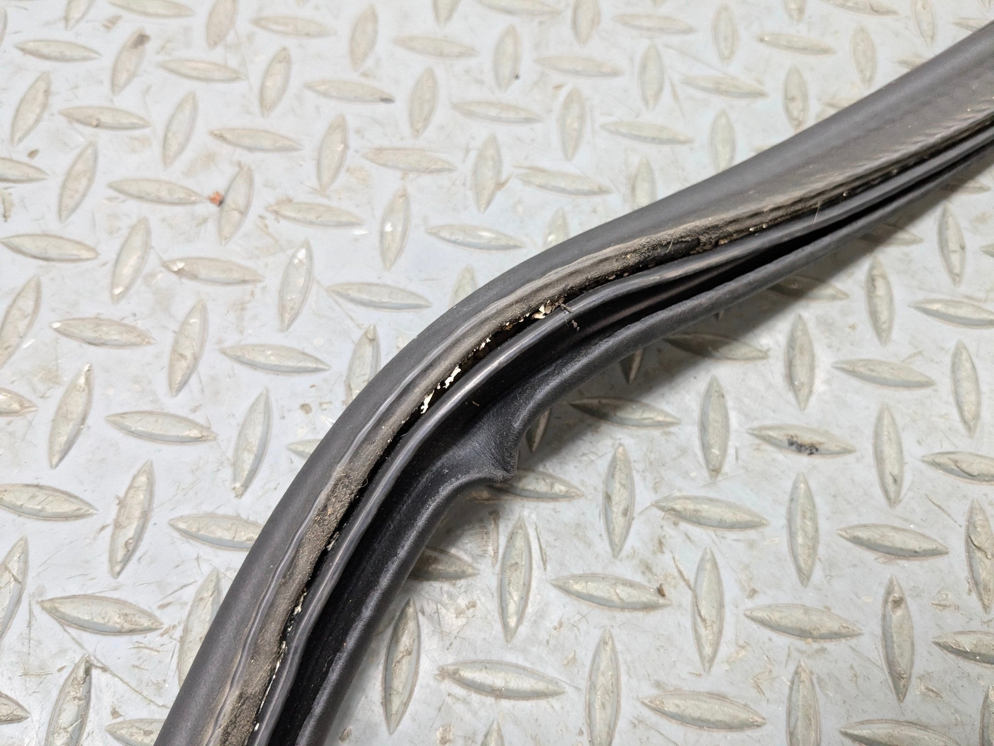 2007 - 2010 MINI COOPER OEM TRUNK TAILGATE SEAL REAR WEATHER STRIPPING RUBBER