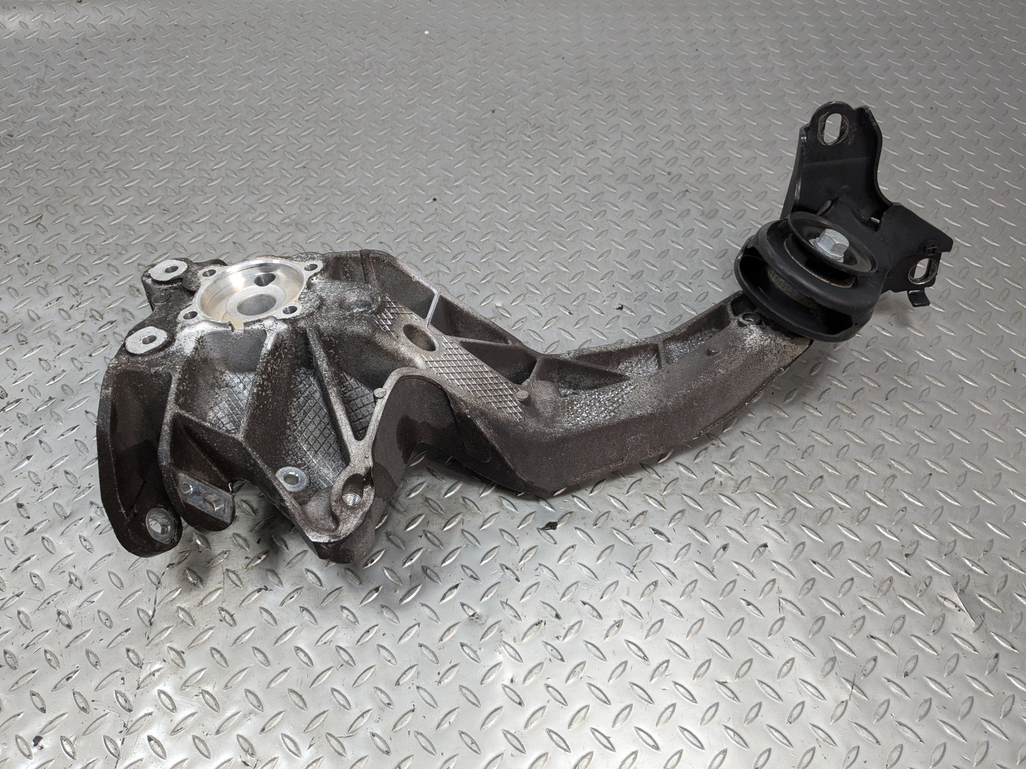 2007 - 2010 MINI COOPER OEM LOWER TRAILING CONTROL ARM REAR RIGHT PASSENGER SIDE