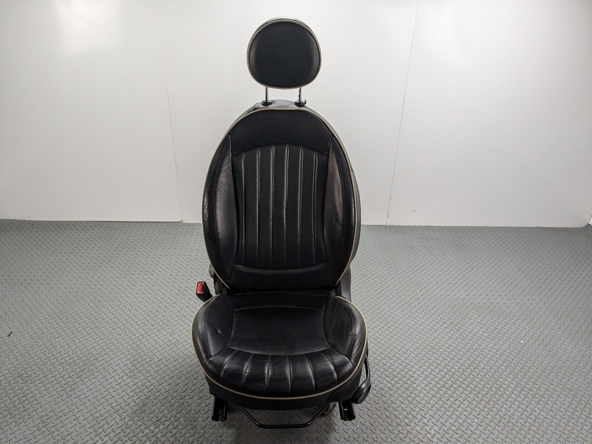2007 - 2010 MINI COOPER OEM FRONT DRIVER SIDE SEAT WITH SEATBELT BUCKLE BLACK