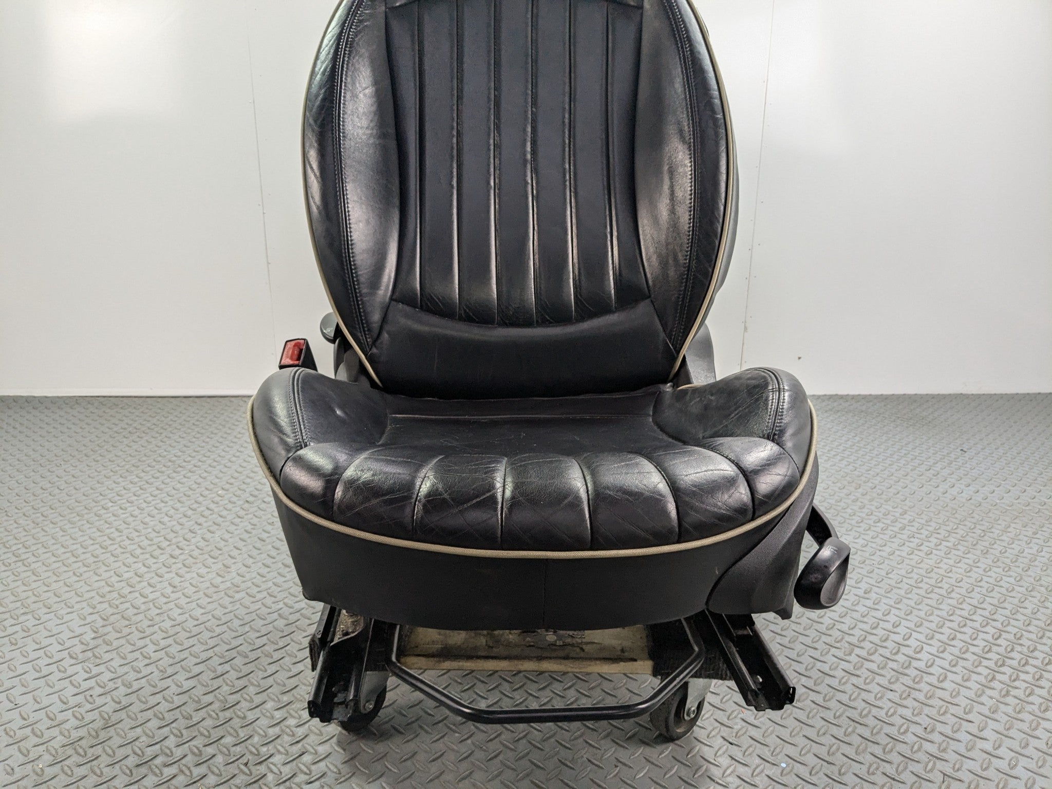 2007 - 2010 MINI COOPER OEM FRONT DRIVER SIDE SEAT WITH SEATBELT BUCKLE BLACK