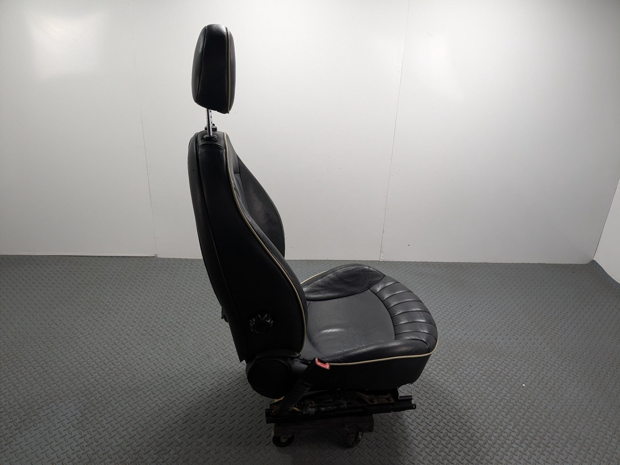 2007 - 2010 MINI COOPER OEM FRONT DRIVER SIDE SEAT WITH SEATBELT BUCKLE BLACK