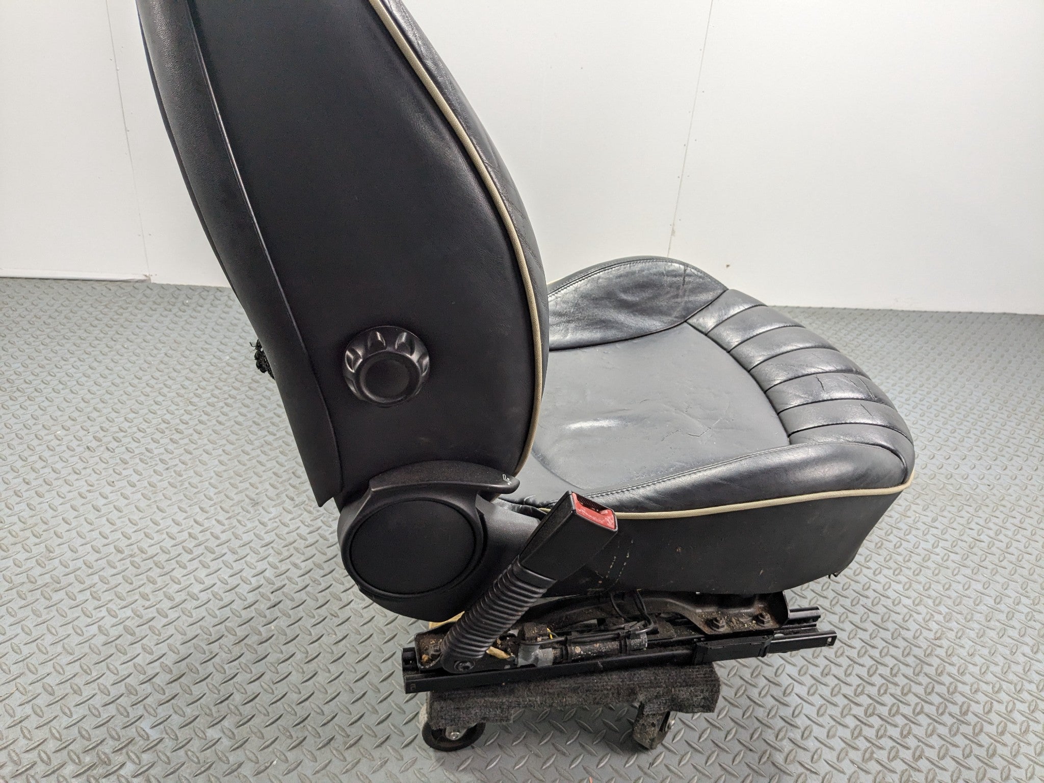 2007 - 2010 MINI COOPER OEM FRONT DRIVER SIDE SEAT WITH SEATBELT BUCKLE BLACK