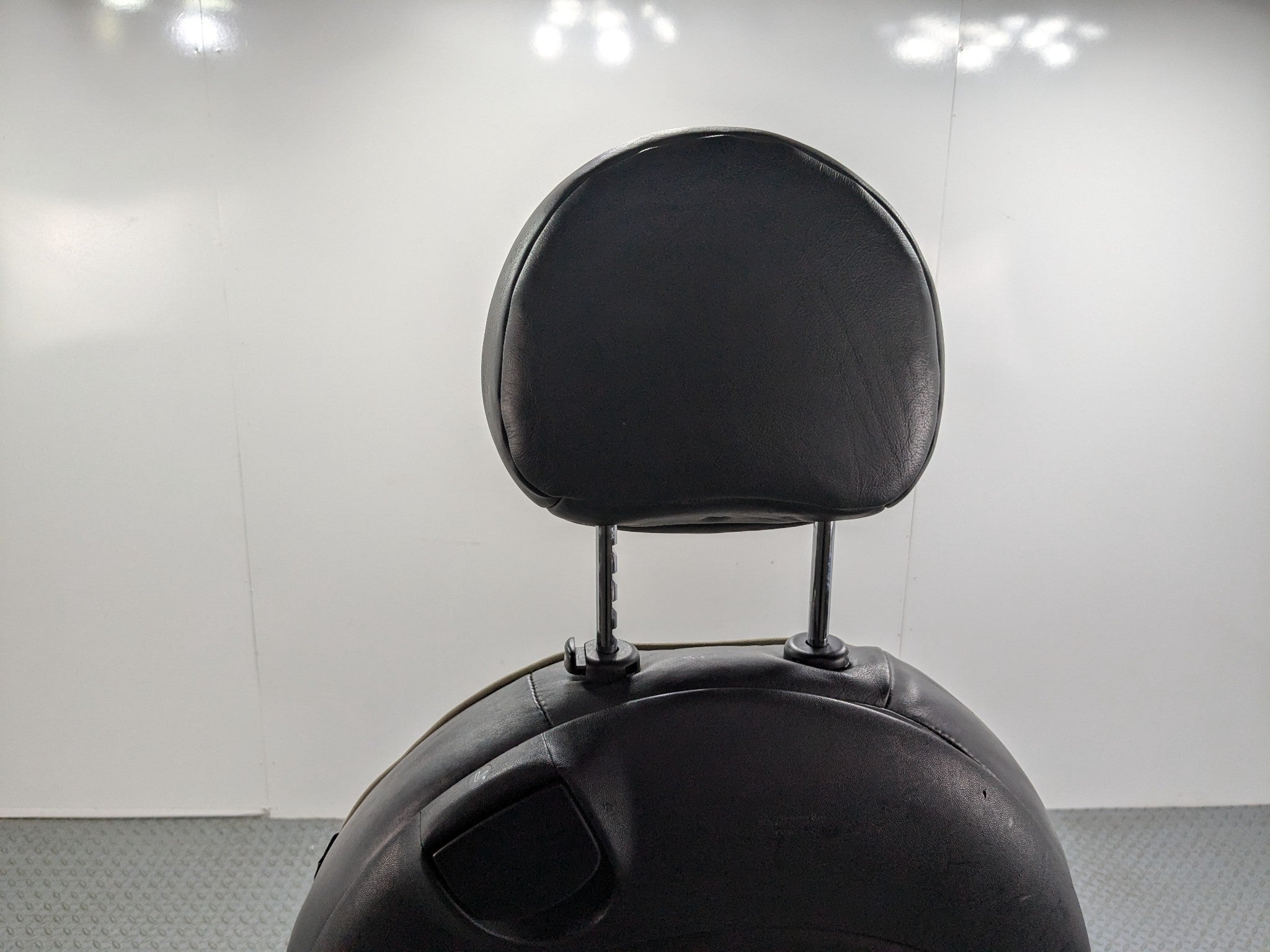 2007 - 2010 MINI COOPER OEM FRONT DRIVER SIDE SEAT WITH SEATBELT BUCKLE BLACK