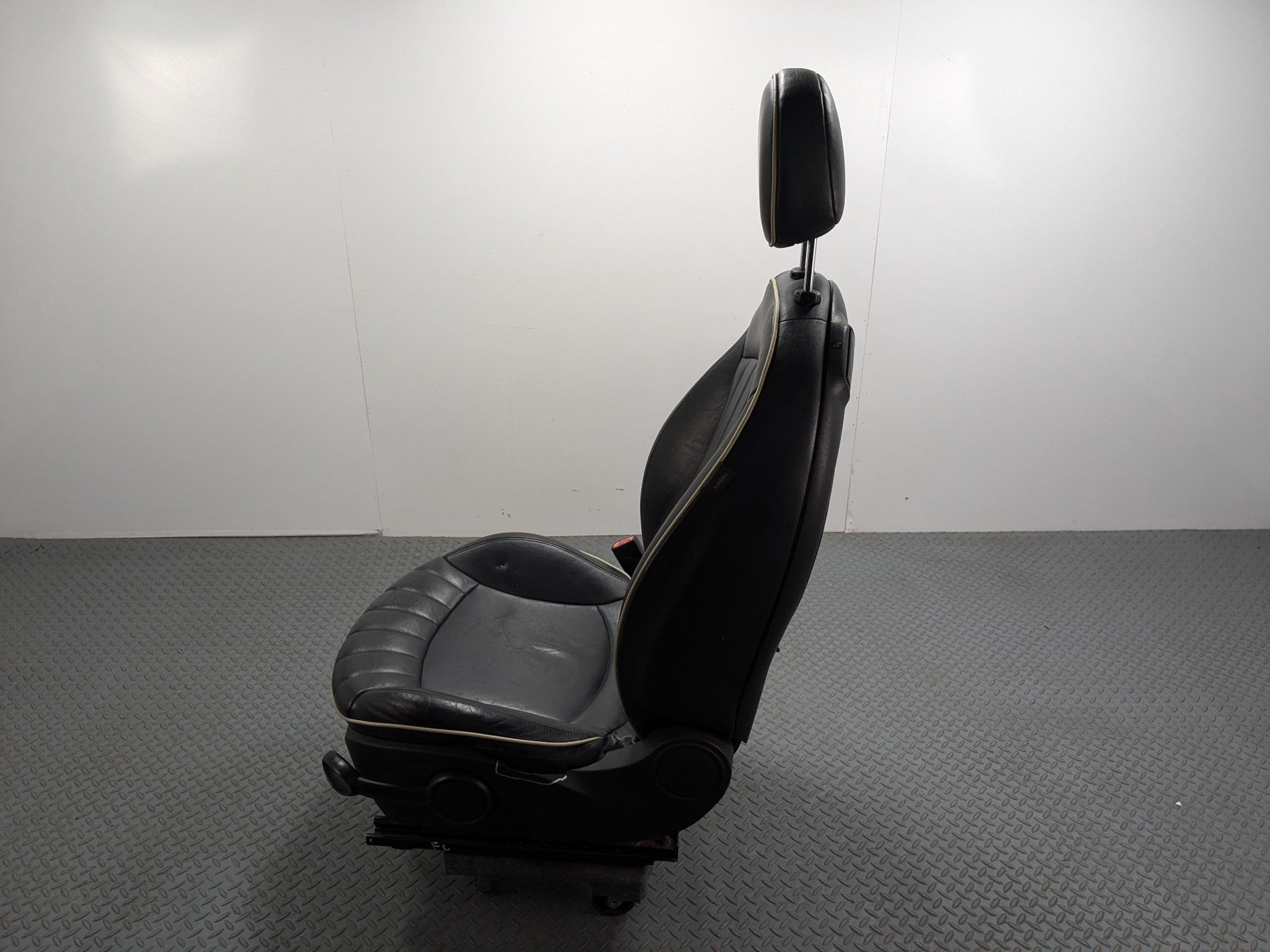 2007 - 2010 MINI COOPER OEM FRONT DRIVER SIDE SEAT WITH SEATBELT BUCKLE BLACK