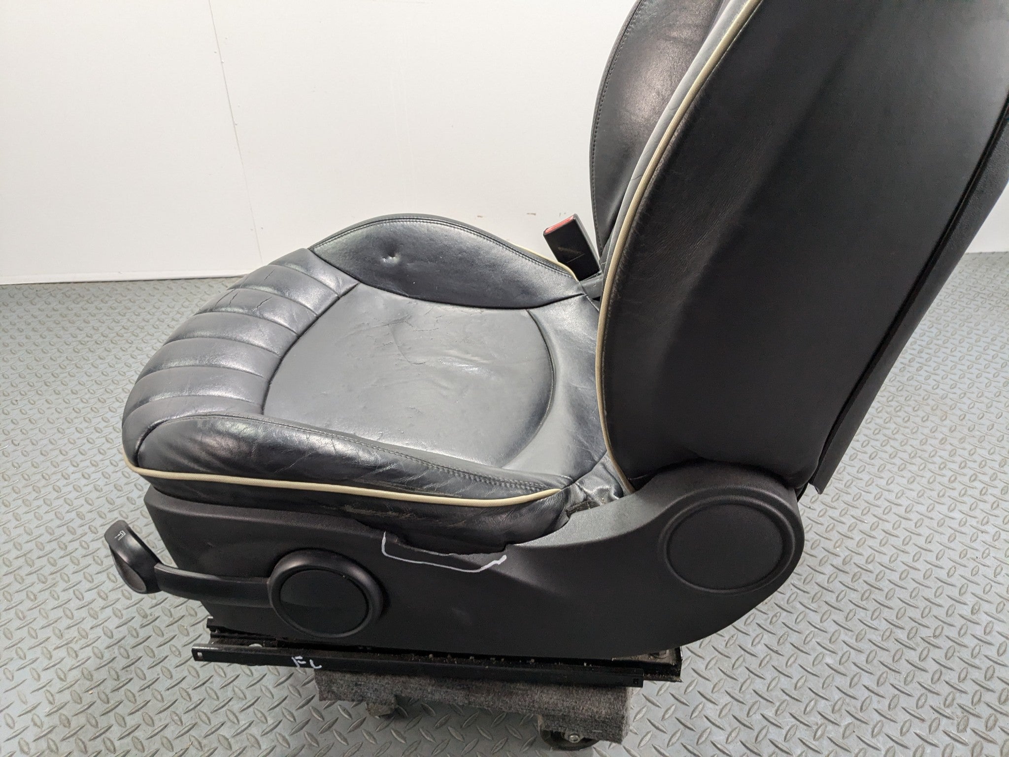 2007 - 2010 MINI COOPER OEM FRONT DRIVER SIDE SEAT WITH SEATBELT BUCKLE BLACK