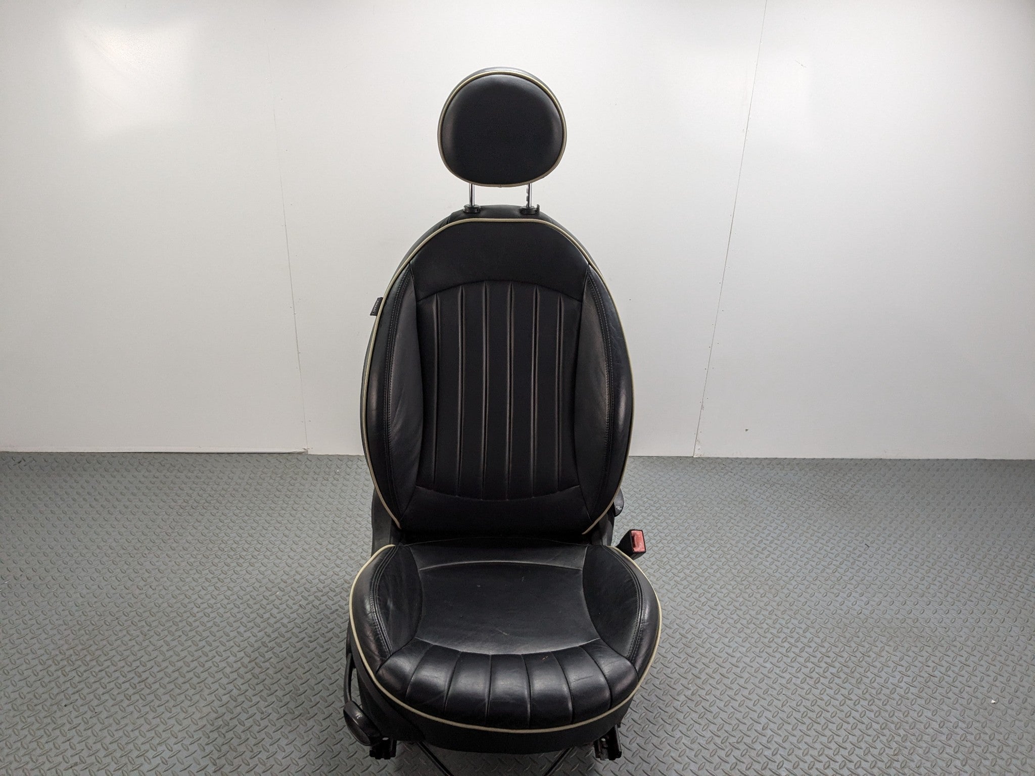 07 - 10 MINI COOPER OEM FRONT PASSENGER SIDE SEAT WITH SEATBELT BUCKLE BLACK