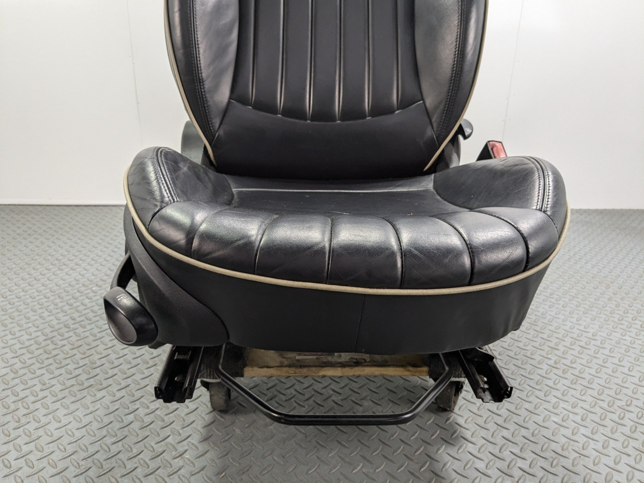 07 - 10 MINI COOPER OEM FRONT PASSENGER SIDE SEAT WITH SEATBELT BUCKLE BLACK