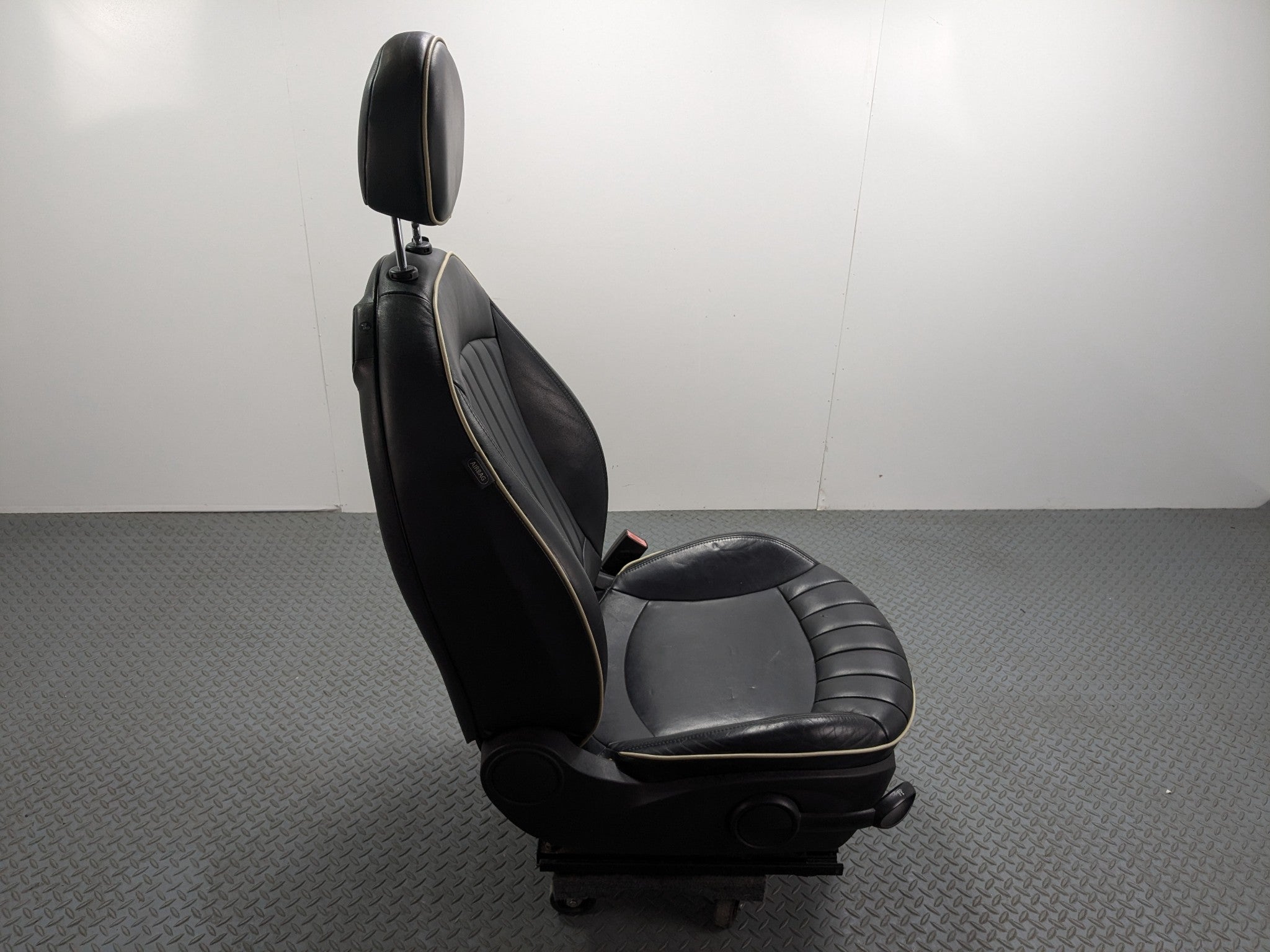 07 - 10 MINI COOPER OEM FRONT PASSENGER SIDE SEAT WITH SEATBELT BUCKLE BLACK