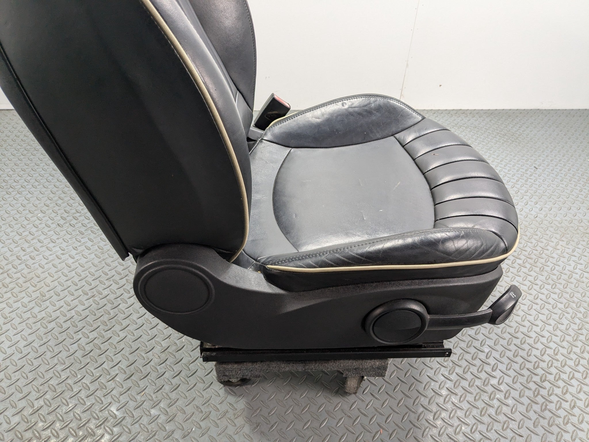 07 - 10 MINI COOPER OEM FRONT PASSENGER SIDE SEAT WITH SEATBELT BUCKLE BLACK