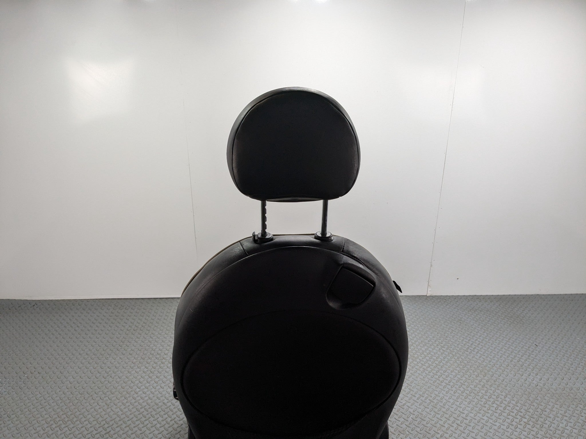 07 - 10 MINI COOPER OEM FRONT PASSENGER SIDE SEAT WITH SEATBELT BUCKLE BLACK