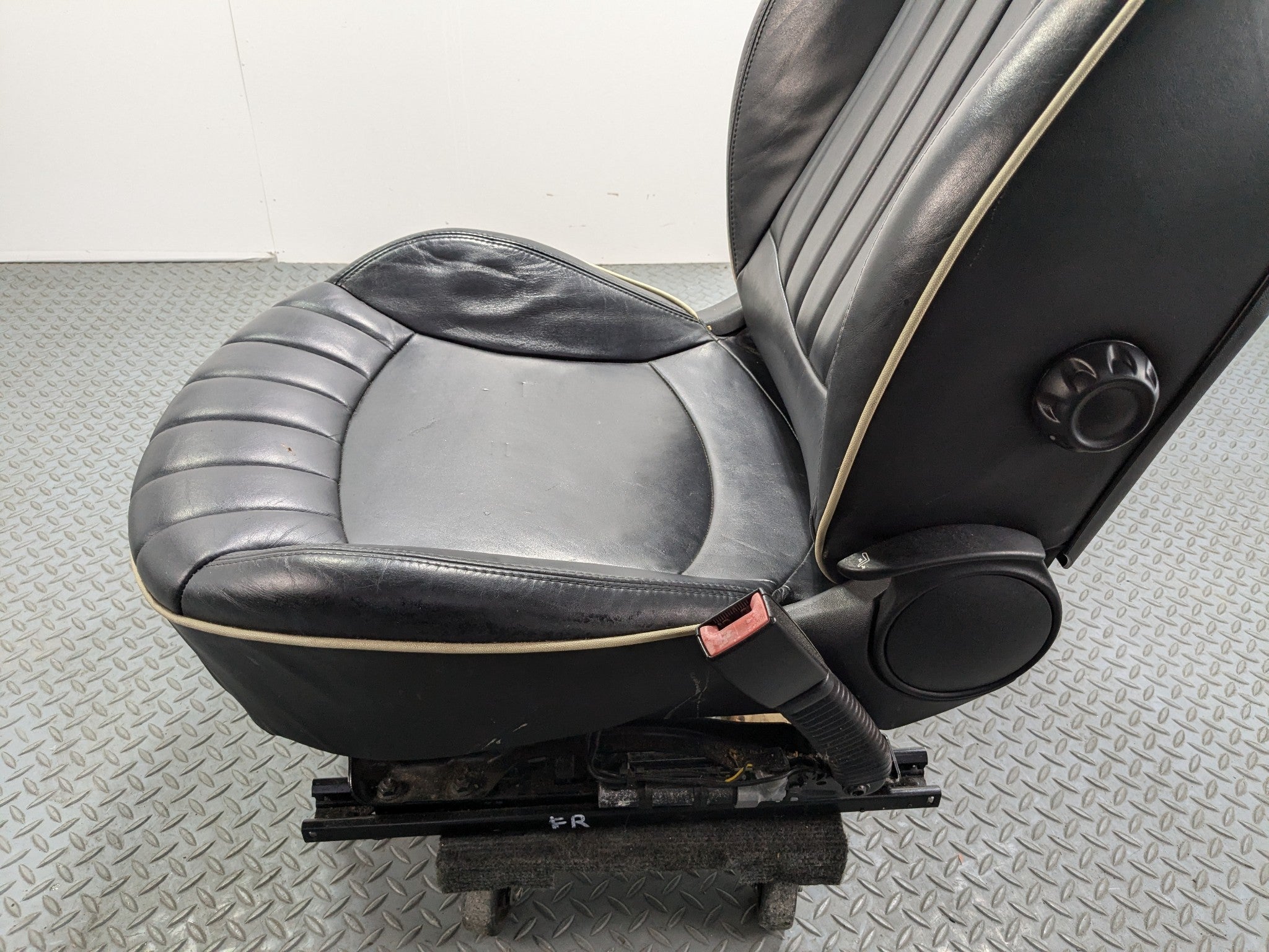 07 - 10 MINI COOPER OEM FRONT PASSENGER SIDE SEAT WITH SEATBELT BUCKLE BLACK