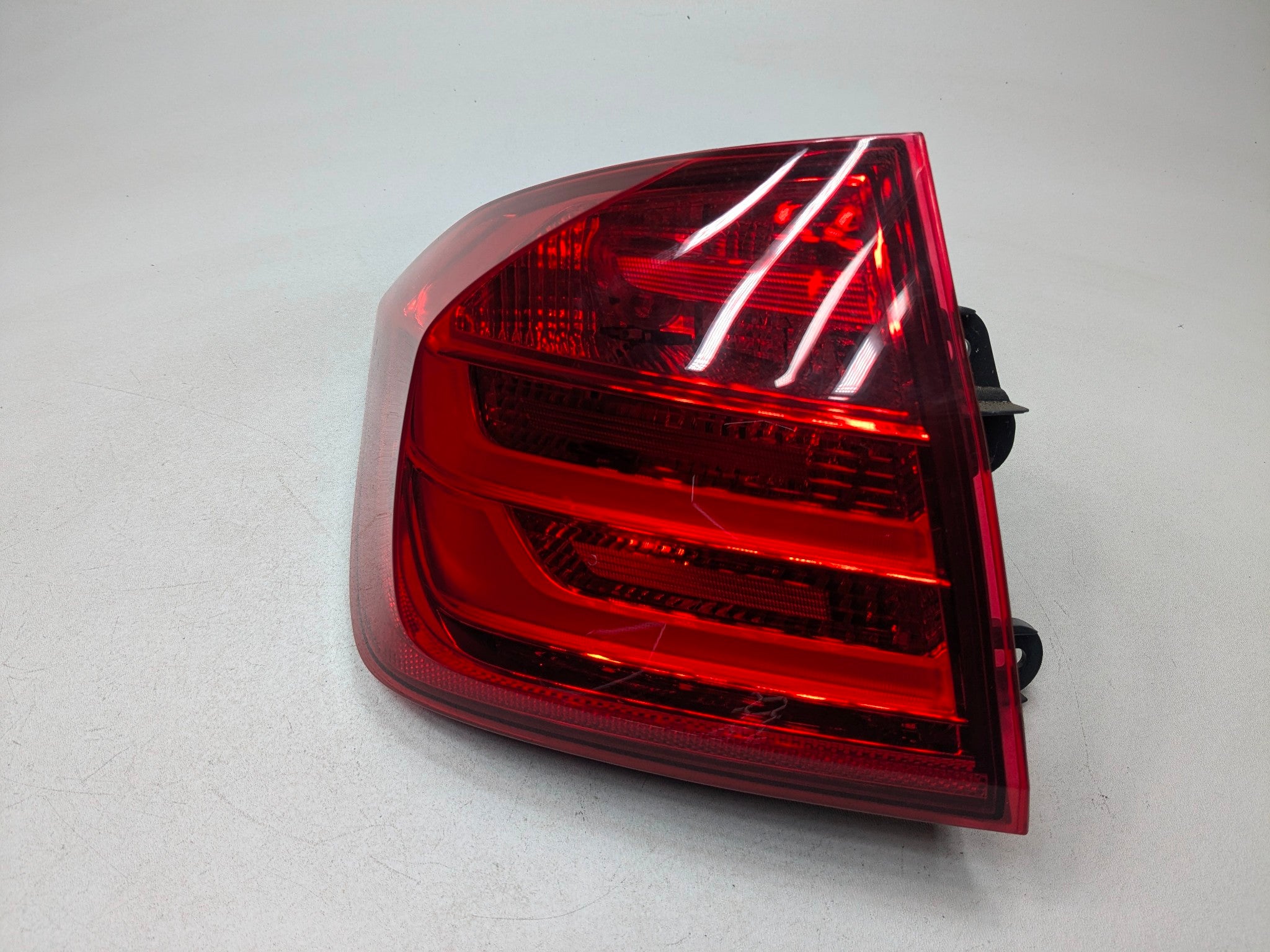 2015 - 2018 BMW 320I OEM OUTER QUARTER PANEL MOUNTED TAIL LIGHT REAR LEFT SIDE