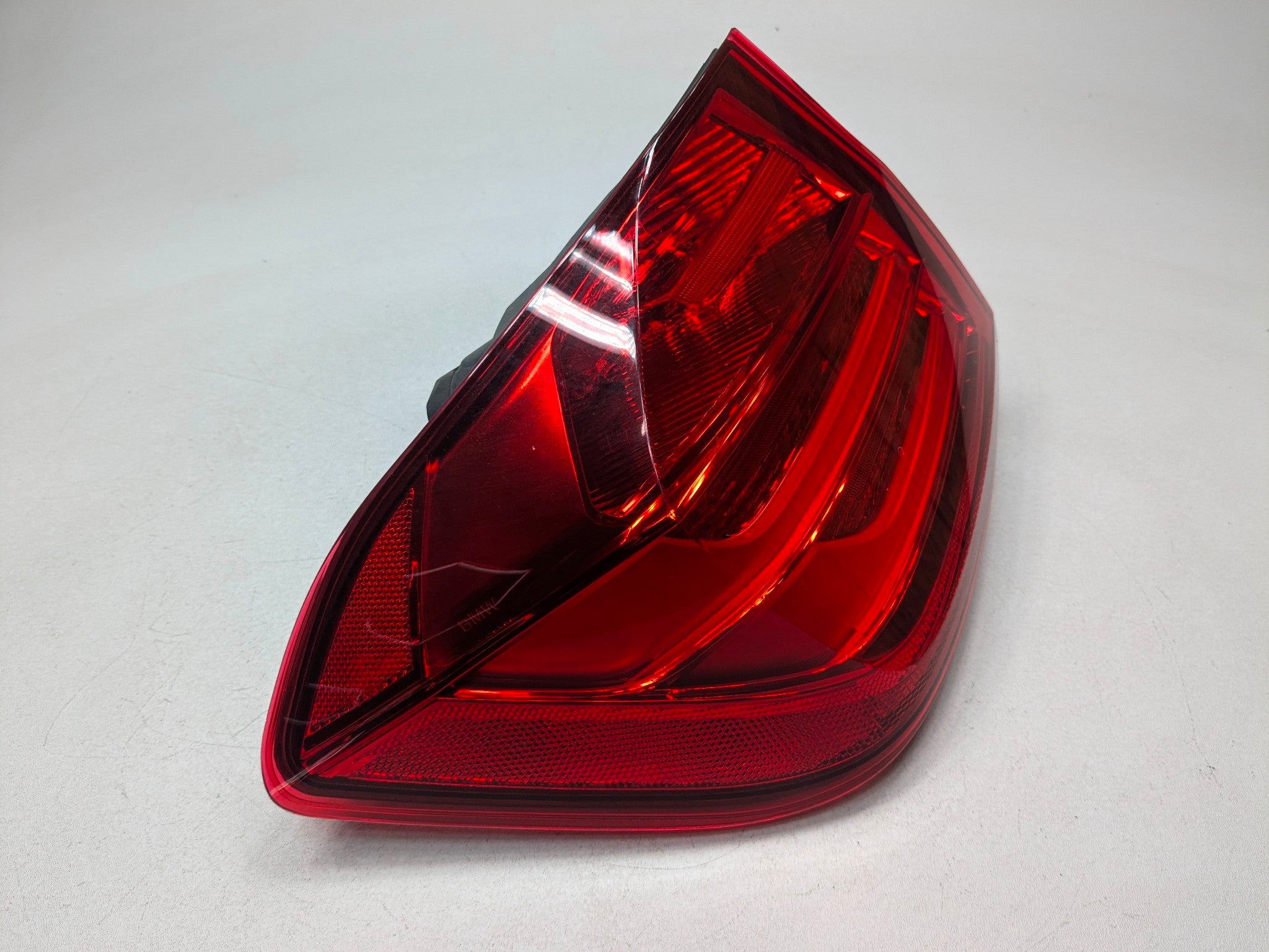 2015 - 2018 BMW 320I OEM OUTER QUARTER PANEL MOUNTED TAIL LIGHT REAR LEFT SIDE
