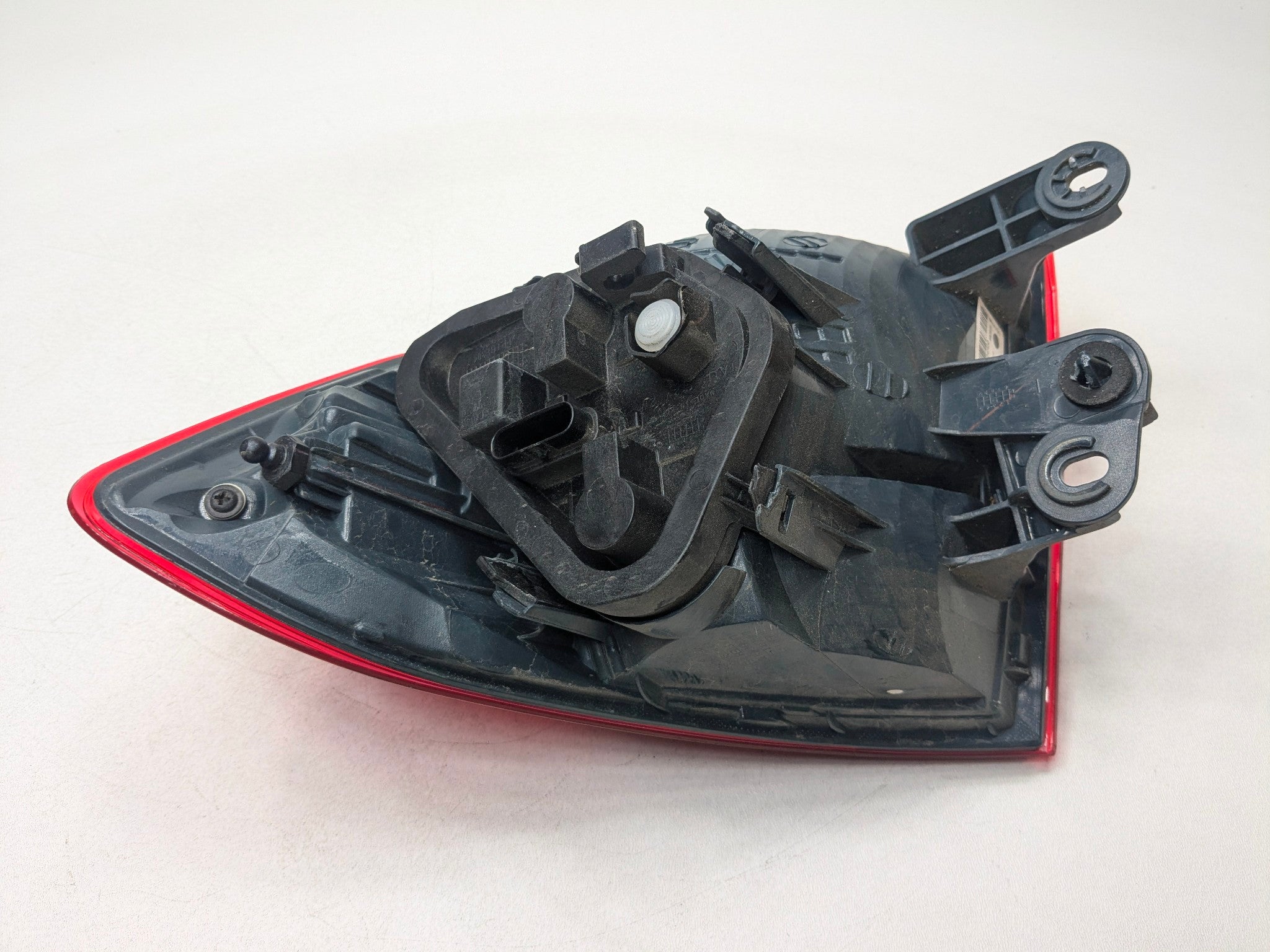 2015 - 2018 BMW 320I OEM OUTER QUARTER PANEL MOUNTED TAIL LIGHT REAR LEFT SIDE