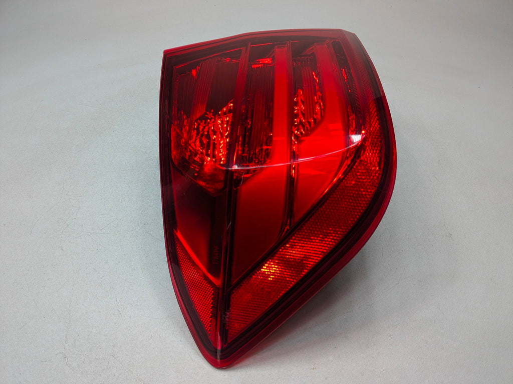 2015 - 2018 BMW 320I OEM OUTER QUARTER PANEL MOUNTED TAIL LIGHT REAR LEFT SIDE