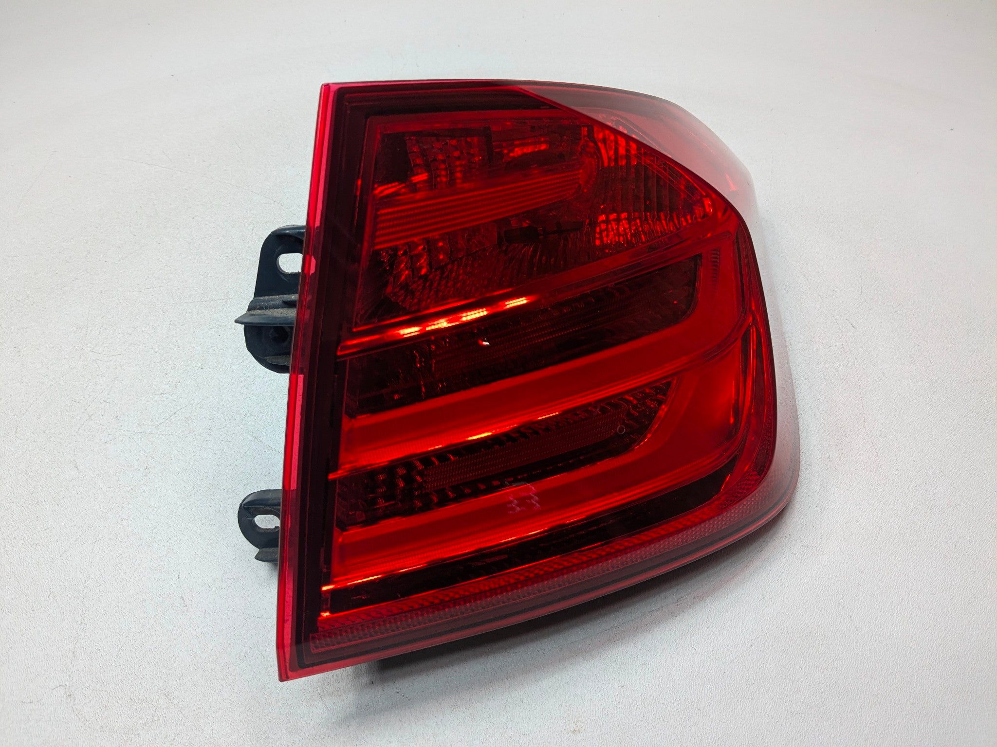 2015 - 2018 BMW 320I OEM OUTER QUARTER PANEL MOUNTED TAIL LIGHT REAR RIGHT SIDE