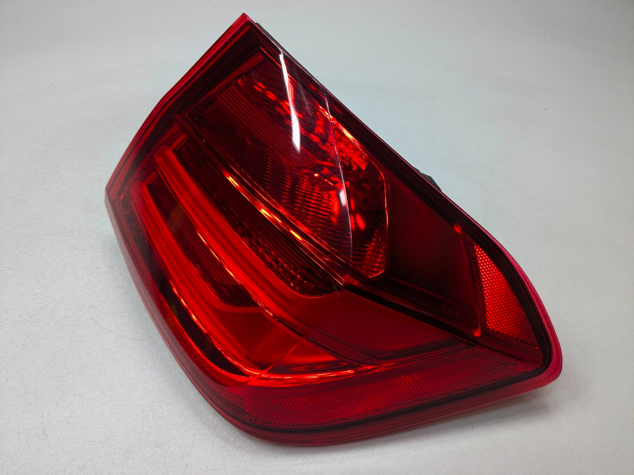 2015 - 2018 BMW 320I OEM OUTER QUARTER PANEL MOUNTED TAIL LIGHT REAR RIGHT SIDE