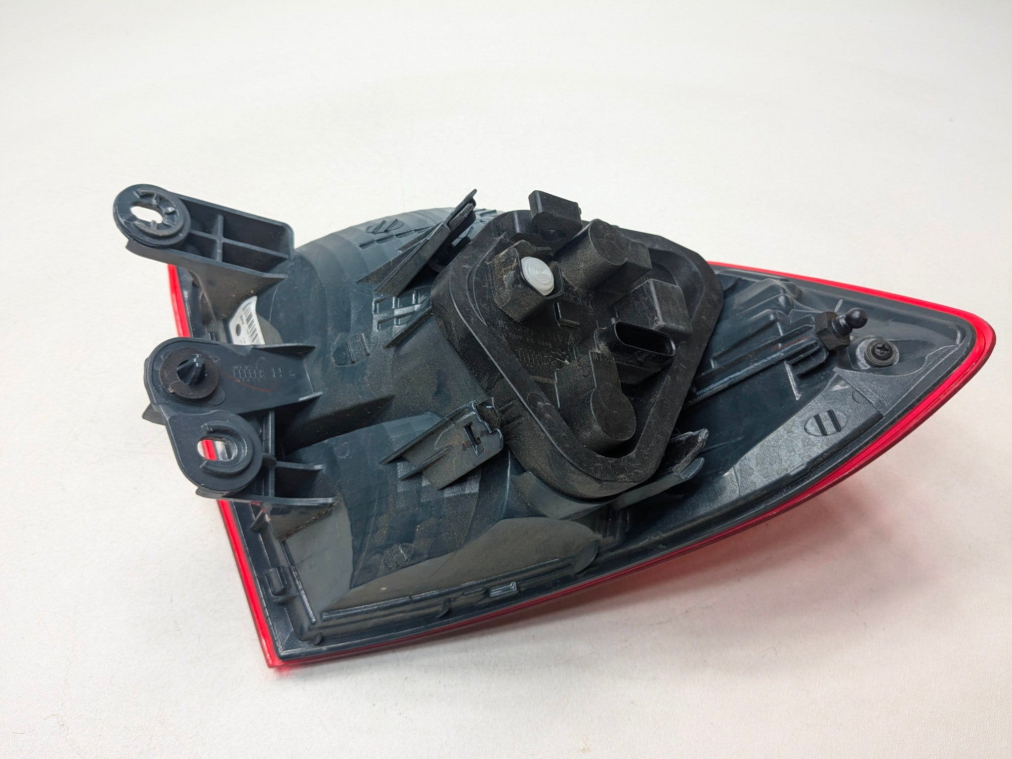2015 - 2018 BMW 320I OEM OUTER QUARTER PANEL MOUNTED TAIL LIGHT REAR RIGHT SIDE