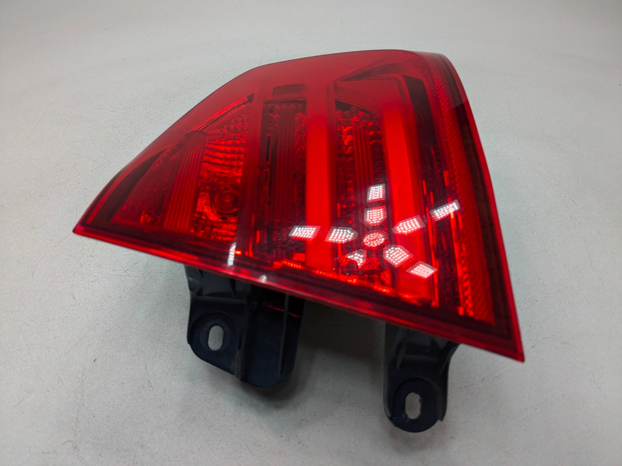 2015 - 2018 BMW 320I OEM OUTER QUARTER PANEL MOUNTED TAIL LIGHT REAR RIGHT SIDE