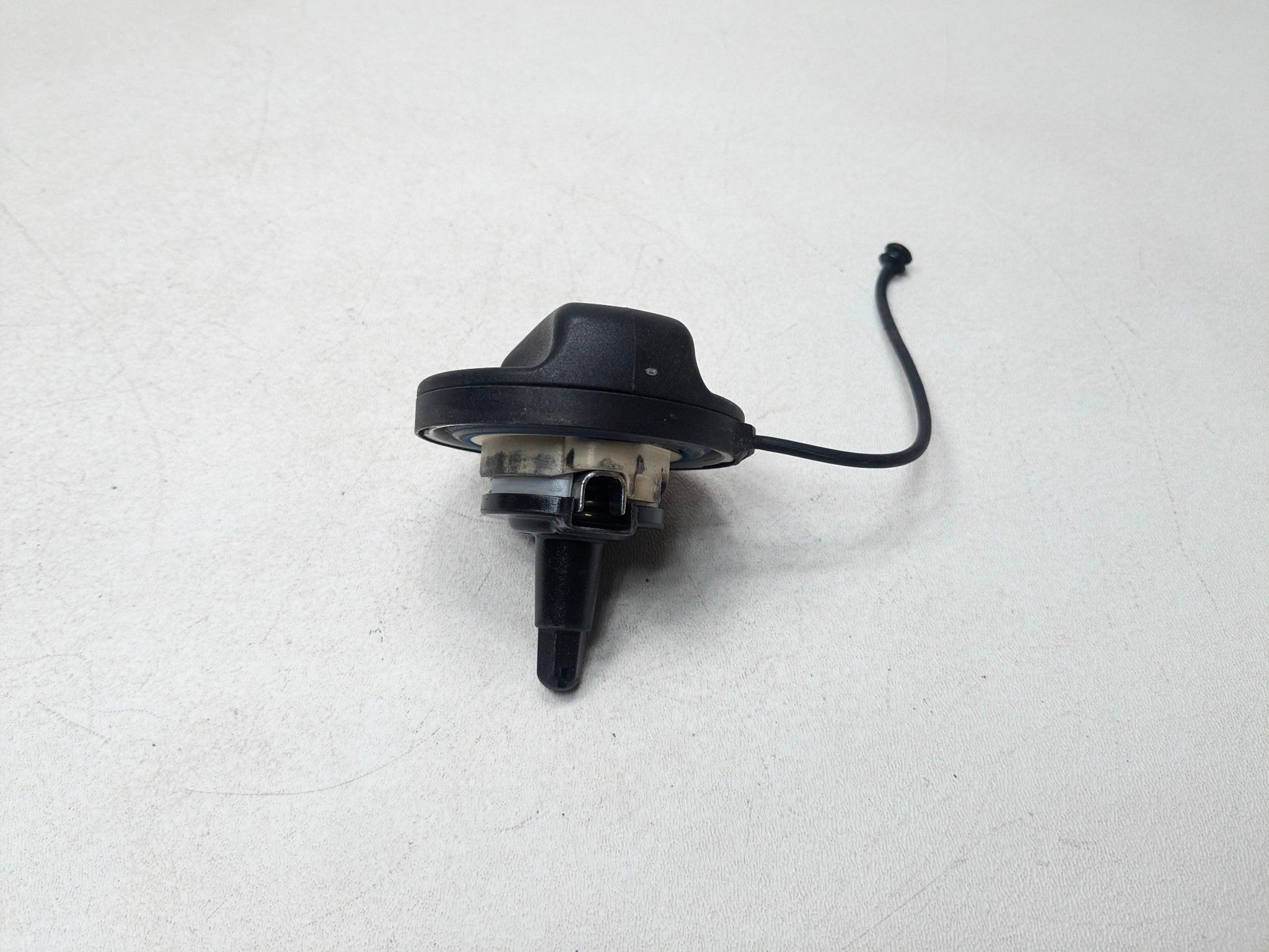 2015 - 2018 BMW 320I OEM GAS FUEL TANK RESERVOIR FILLER NECK COVER CAP
